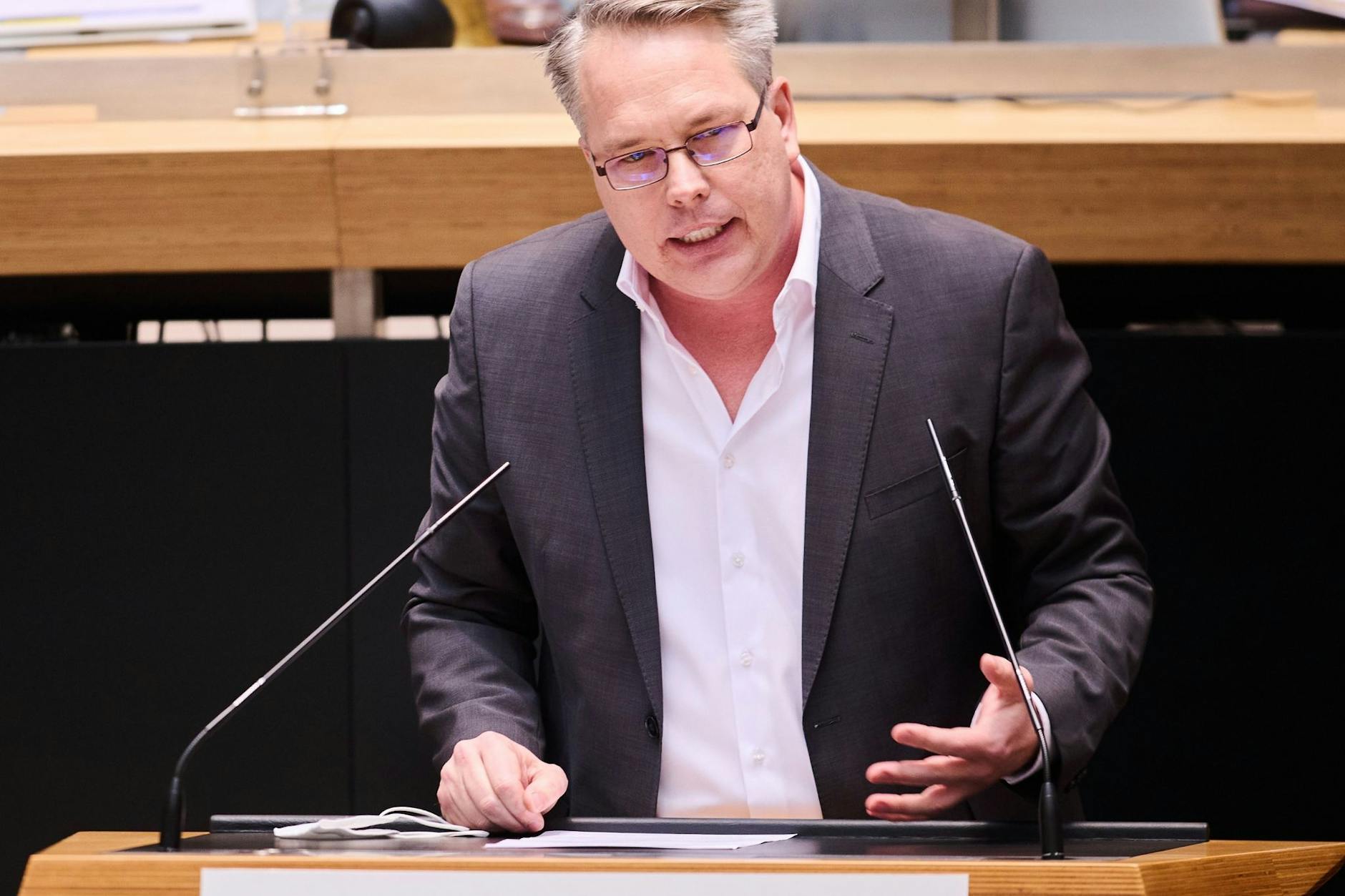 Florian Kluckert (FDP), am Rednerpullt im Plenum des Abgeordnetenhauses.