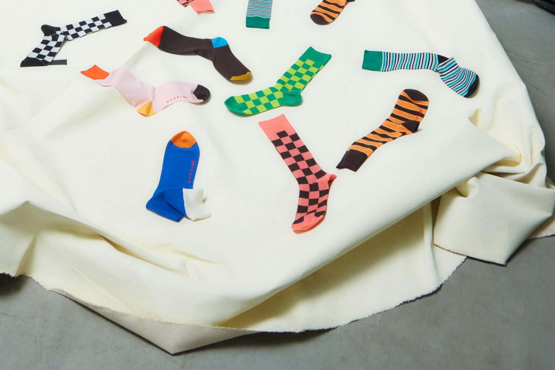 Bringen Farbe in den Alltag und halten warm: Socken mit der „Heattech“-Technolgie des Händlers Uniqlo.