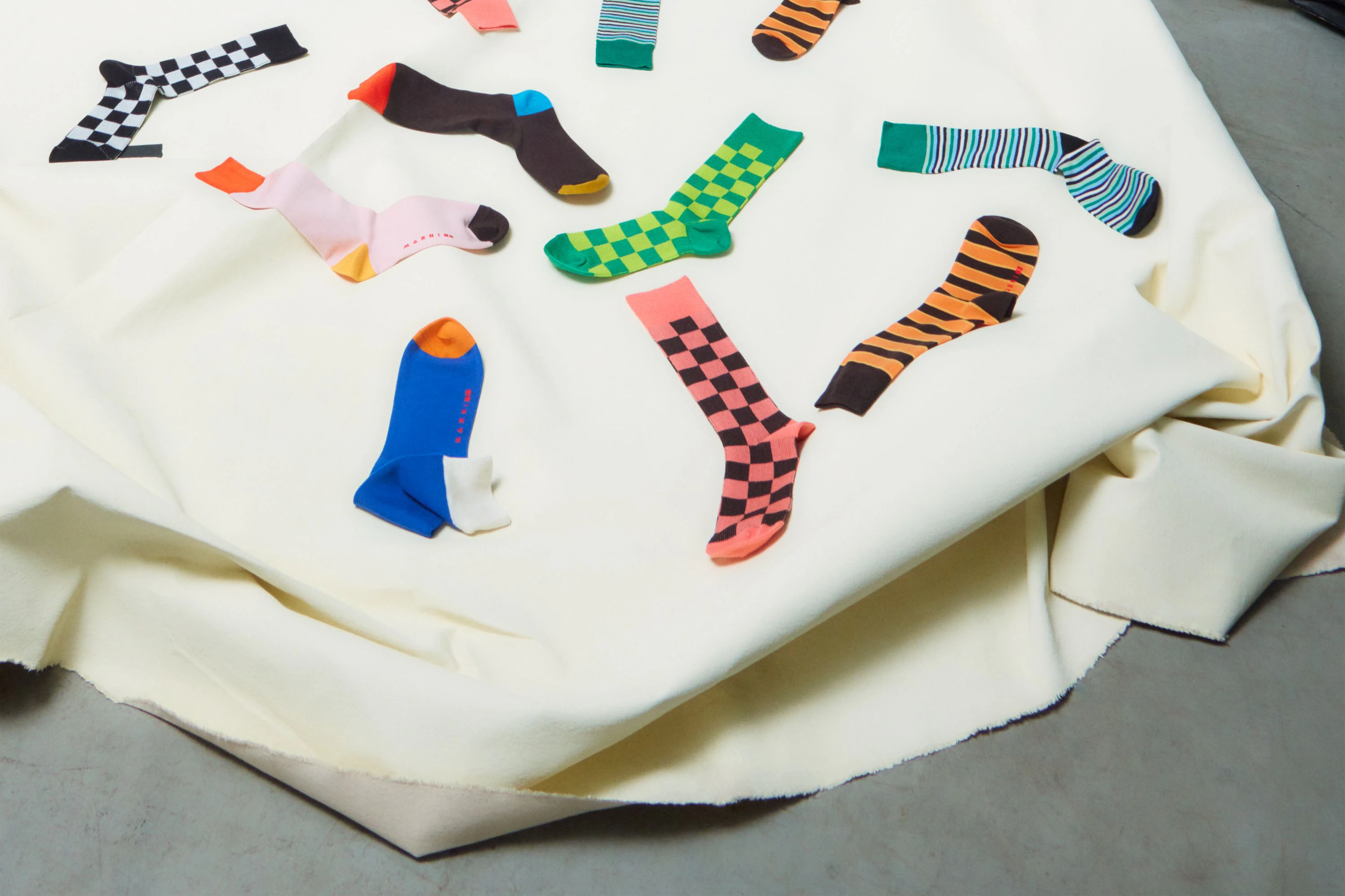 Bringen Farbe in den Alltag und halten warm: Socken mit der „Heattech“-Technolgie des Händlers Uniqlo.