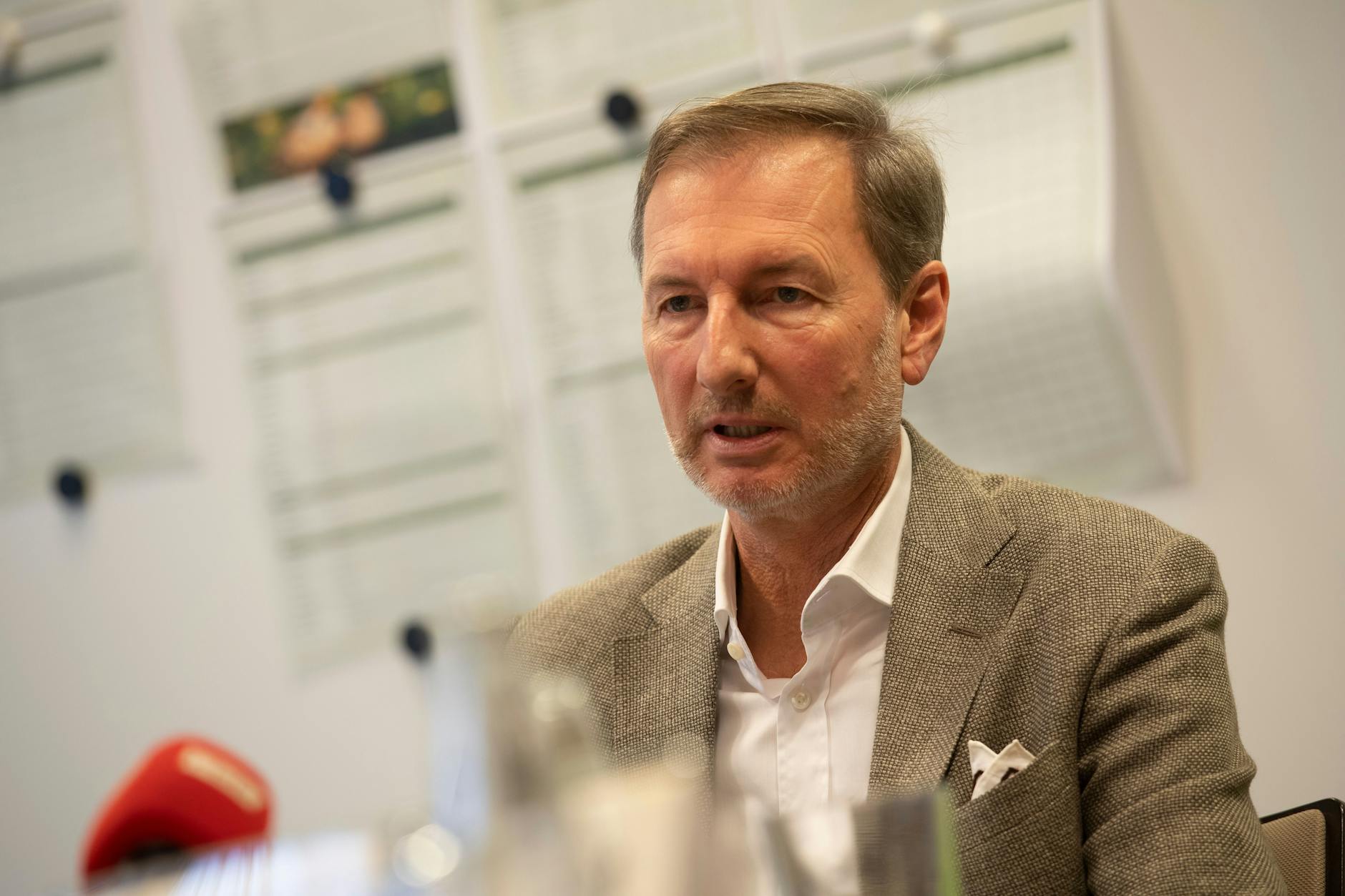 Zoo-Direktor Andreas Knieriem erläutert die aktuelle Lage zur Vogelgrippe im Berliner Zoo.