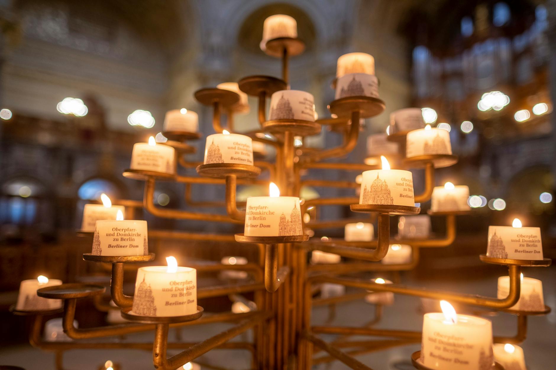 Kerzen im Berliner Dom. Dort fand am Dienstagabend eine Gedenkfeier für die Opfer des Holodomors statt.