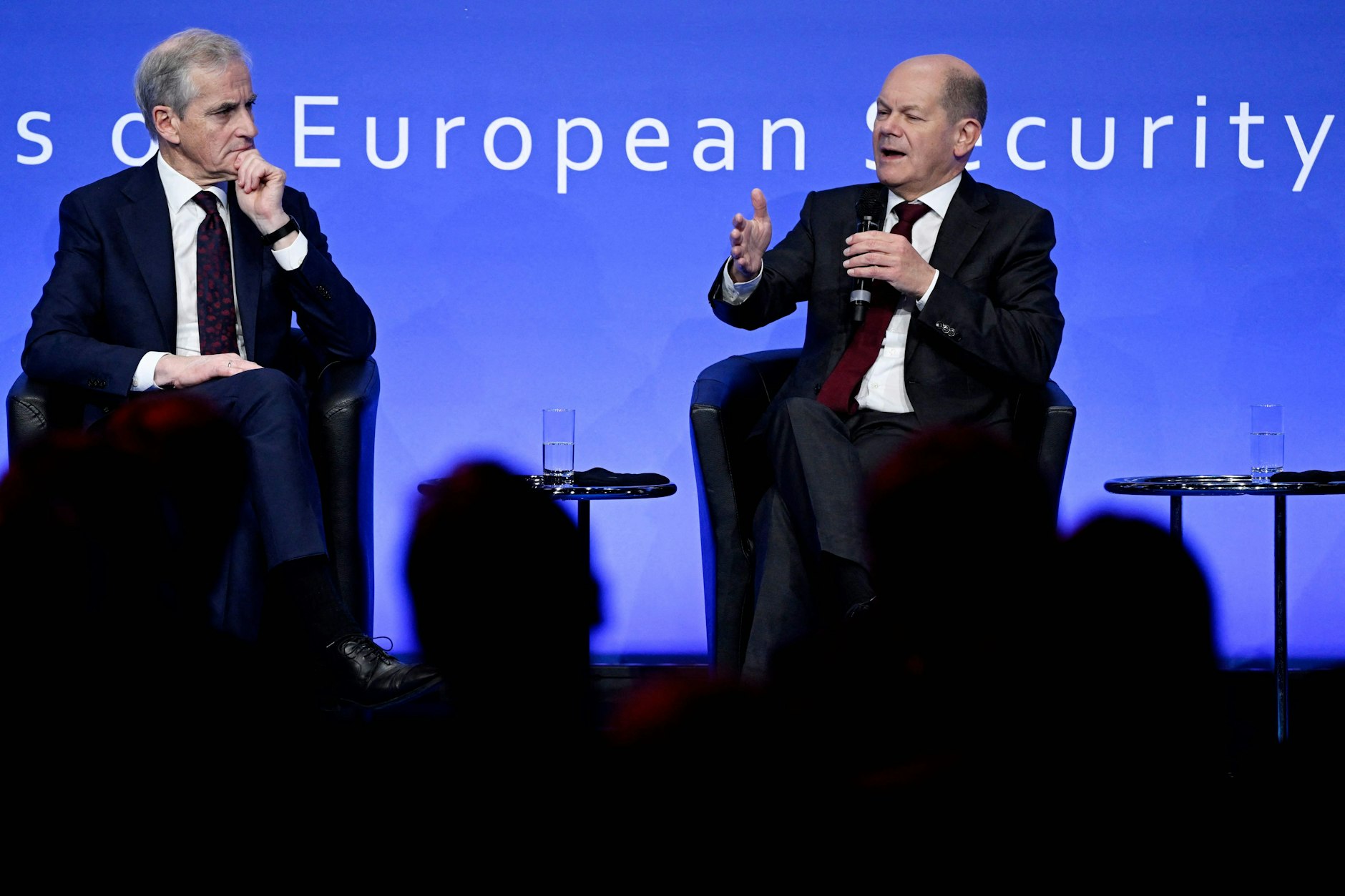 Norwegens Premier Jonas Gahr Store (links) und Olaf Scholz am Mittwochabend bei einer Sicherheitskonferenz.