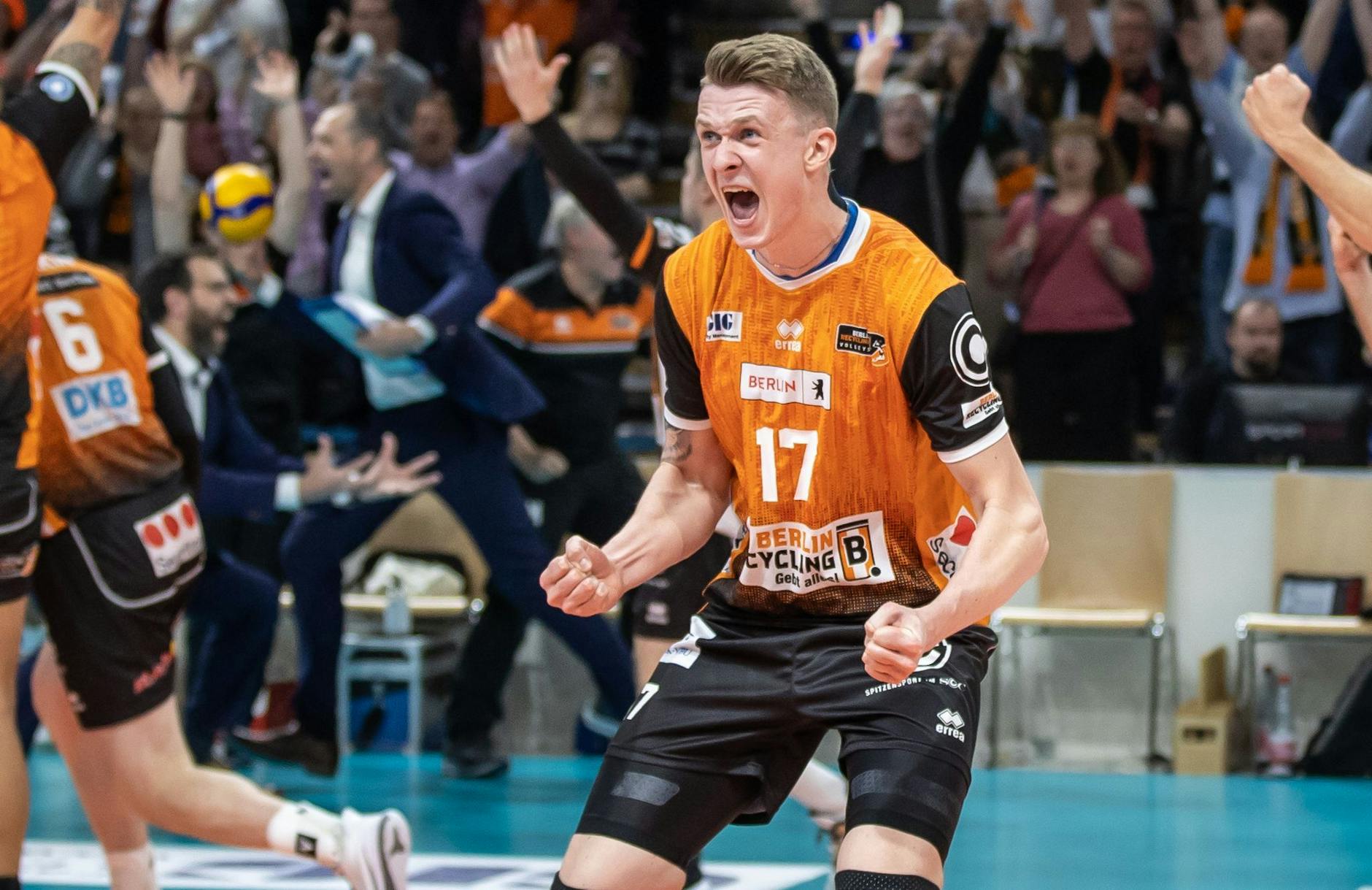 ARCHIV - Berlins Marek Sotola jubelt nach einem Punkt.