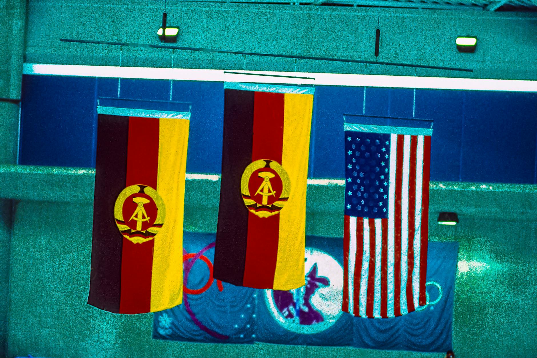 Auch das gefiel: Gold und Silber für die DDR, Bronze für die USA. Gesehen bei der Siegerehrung für den 1000-Meter-Eisschnelllauf der Damen bei den Olympischen Spielen 1988 in Calgary. Platz eins für <a href="https://de.wikipedia.org/wiki/Christa_Luding-Rothenburger">Christa Rothenburger</a>, Platz zwei für <a href="https://de.wikipedia.org/wiki/Karin_Enke">Karin Kania-Enke</a>.