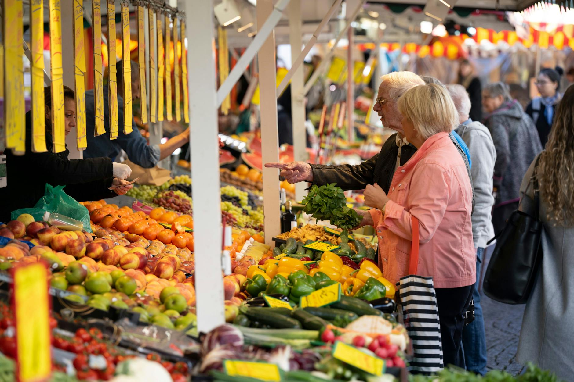 Zahlreiche Händler beobachten vor dem Hintergrund der steigenden Inflation ein verändertes Kaufverhalten ihrer Kunden.