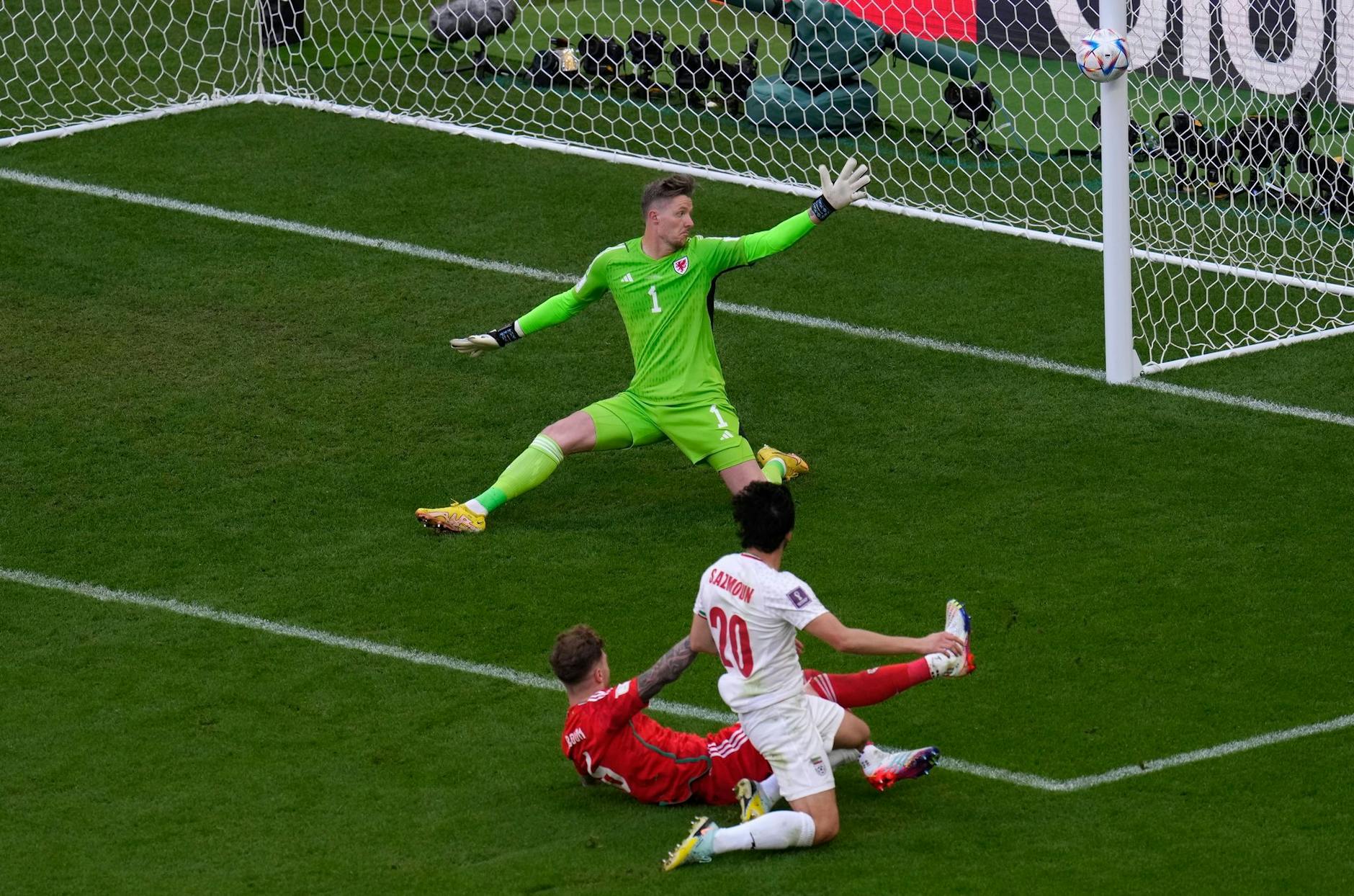 Irans Sardar Azmoun schießt den Ball an den Pfosten.