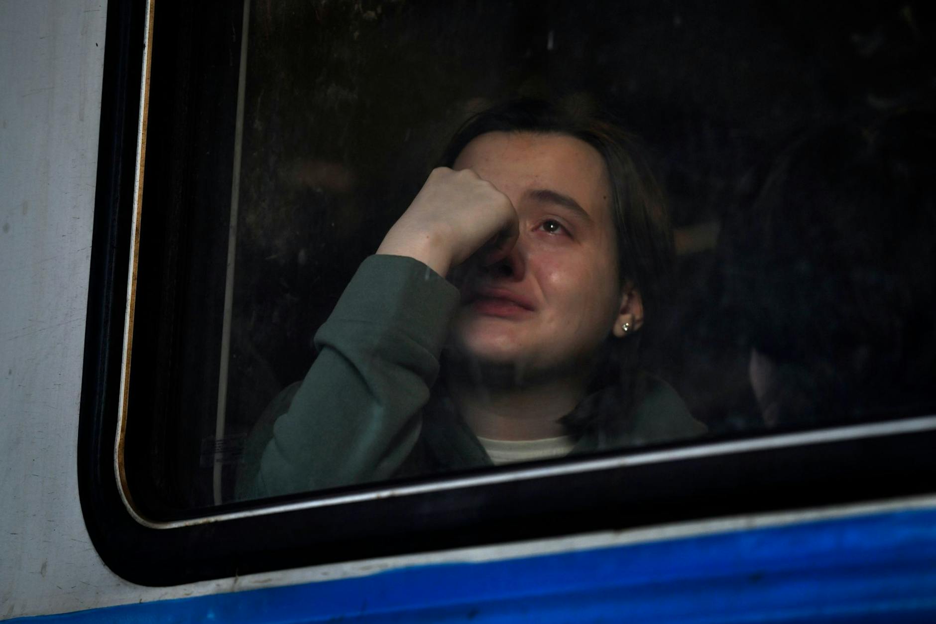 Eine ukrainische Frau sitzt am Hauptbahnhof von Lwiw in einem Zug nach Polen.