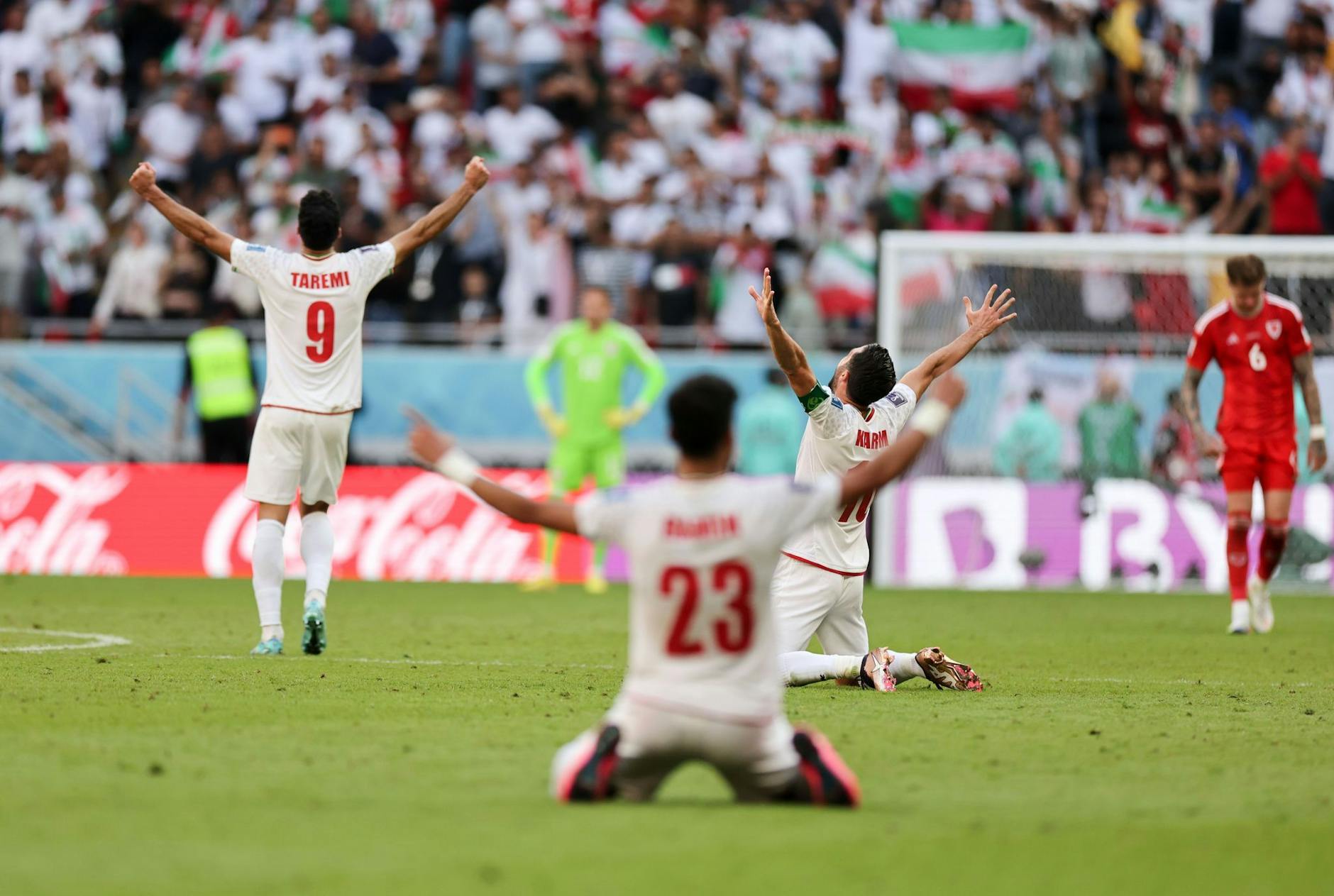 Spieler des Iran feiern nach dem Spiel.