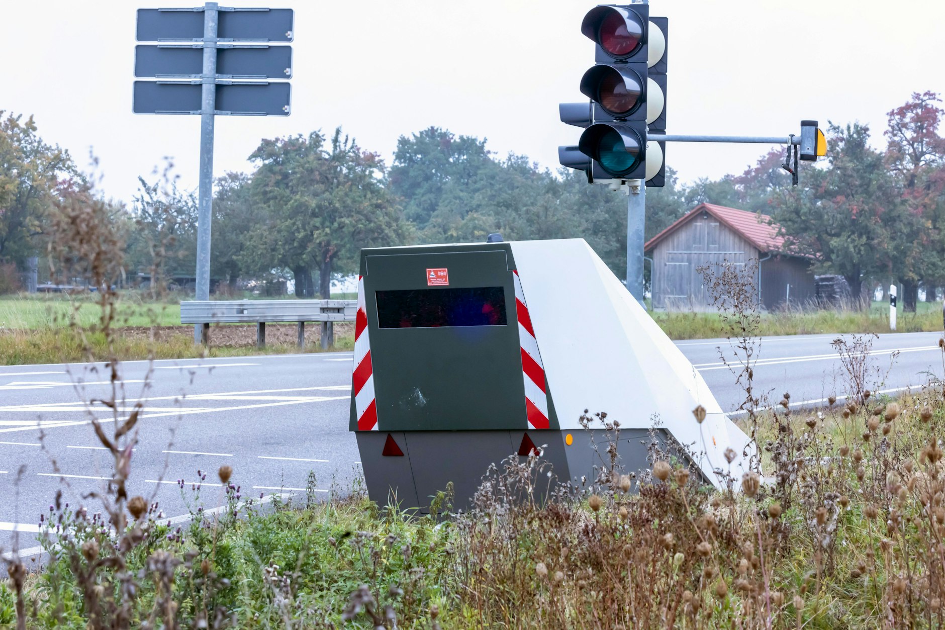 Ein mobiler Blitzer steht an einer Landstraße. (Symbolfoto)