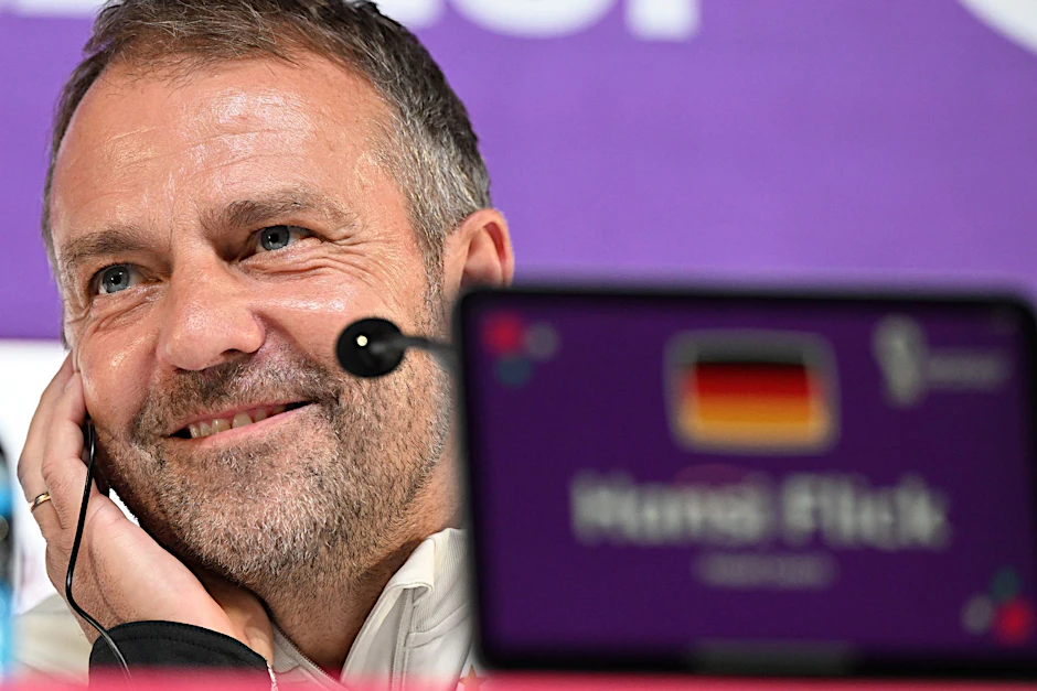 Bundestrainer Hansi Flick präsentierte sich auf der Pressekonferenz locker und entspannt.