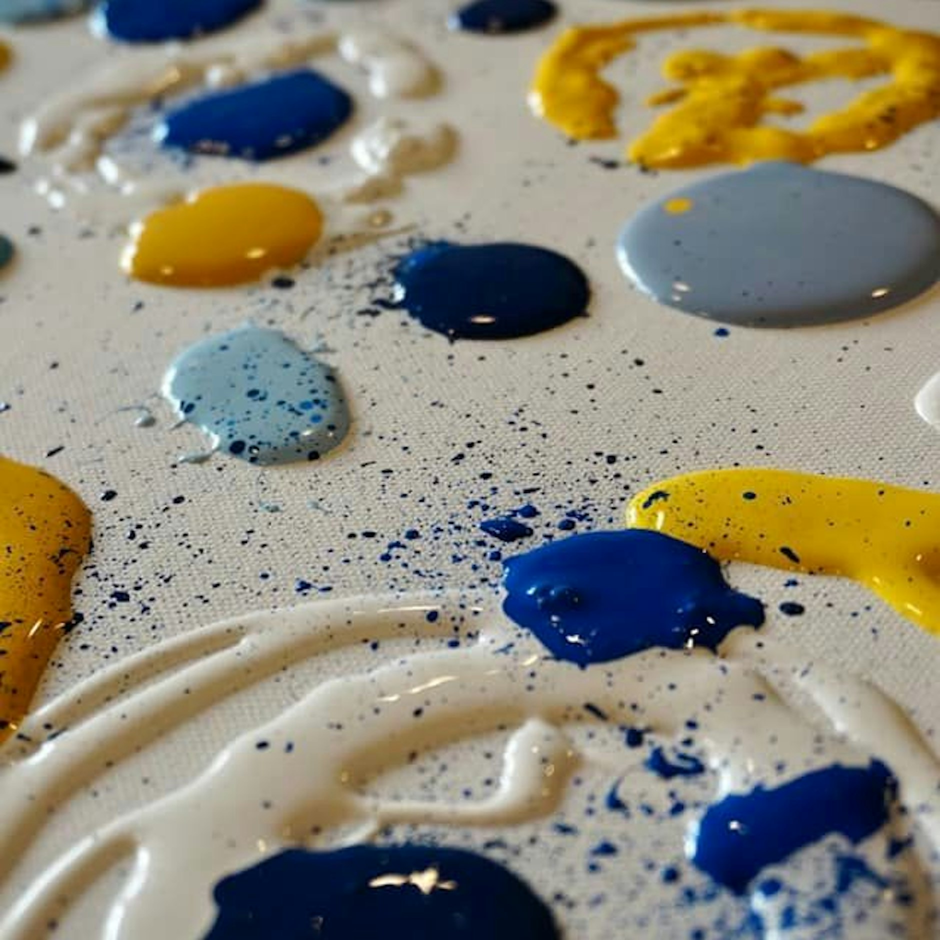 So wird die Leinwand für den einohrigen Hund Van Gogh vorbereitet ...