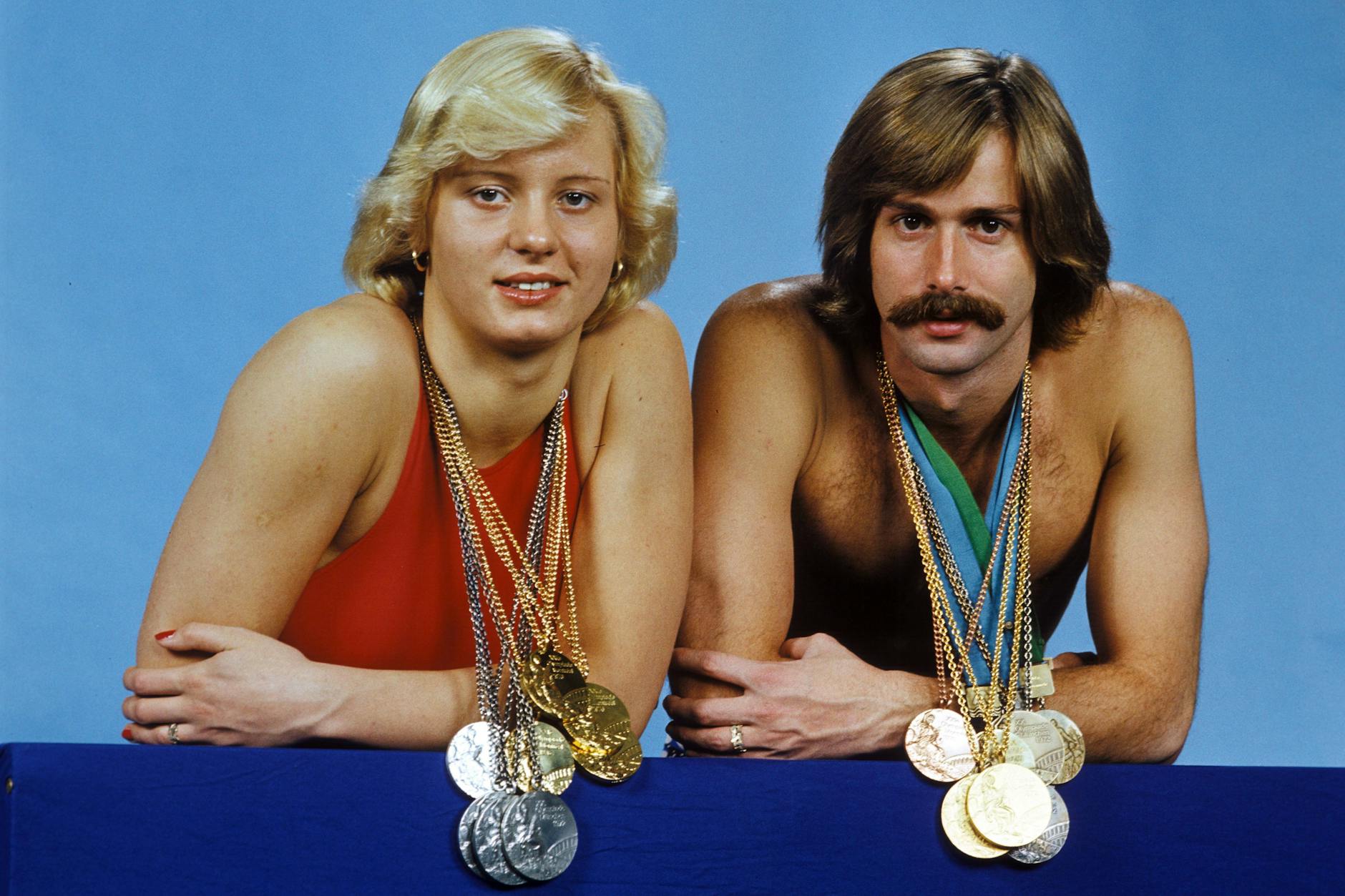 So war es recht: Die DDR-Schwimmhelden Kornelia Ender und ihr Ehemann Roland Matthes präsentieren ihre olympischen Medaillen, gewonnen während der Sommerspiele 1968 in Mexiko City, 1972 in München sowie 1976 in Montreal.