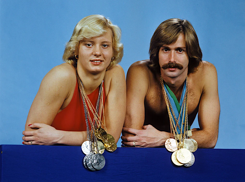 So war es recht: Die DDR-Schwimmhelden Kornelia Ender und ihr Ehemann Roland Matthes präsentieren ihre olympischen Medaillen, gewonnen während der Sommerspiele 1968 in Mexiko City, 1972 in München sowie 1976 in Montreal.