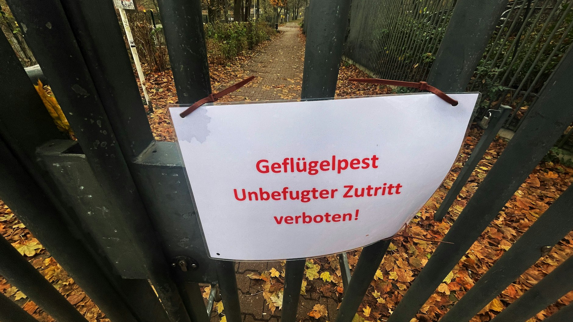 Dieses Warnschild bleibt an den Eingangstoren: Der Zoo muss weiterhin geschlossen bleiben.