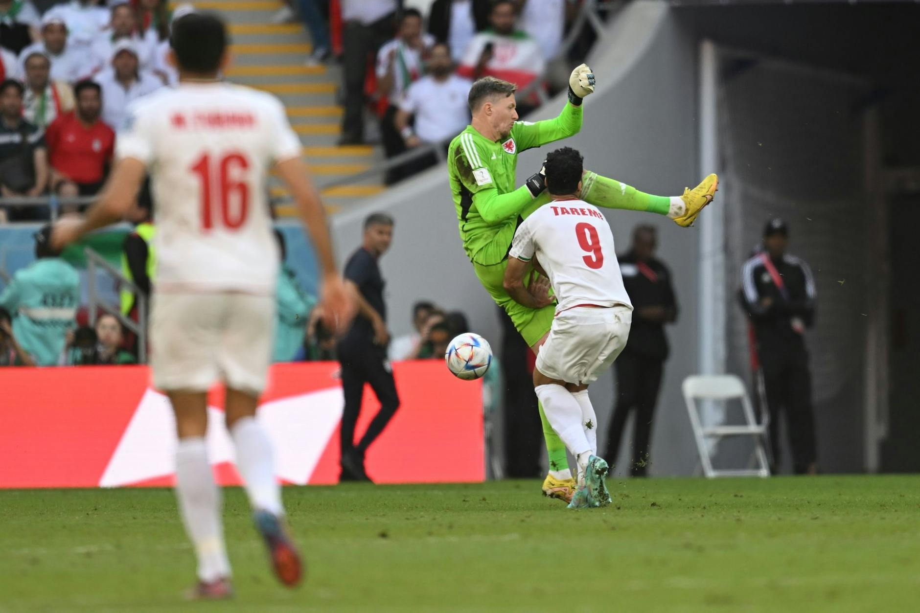 Wales-Torwart Wayne Hennessey (M) foult Irans Mehdi Taremi und wird daraufhin vom Platz gestellt.