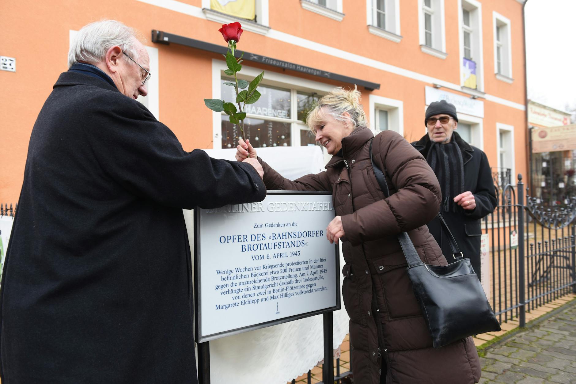 In Rahnsdorf gibt es jetzt wieder eine Tafel, die an den Rahnsdorfer Brotaufstand vom April 1945 erinnert.