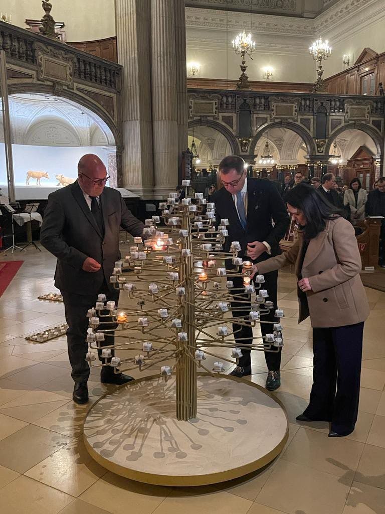 Der ukrainische Botschafter Oleksii Makeiev (Mitte) zündet im Berliner Dom eine Kerze zum Gedenken an die Opfer des Holodomors an.