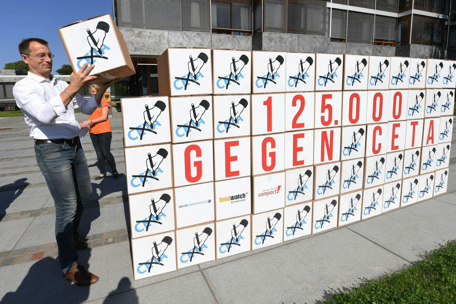 Damals fand auch Robert Habeck CETA noch schwierig. Im August 2016 bauten Aktivisten vor dem Bundesverfassungsgericht Kartons mit Vollmachten zu einer Bürgerklage gegen das Freihandelsabkommen CETA zu einer Mauer zusammen.