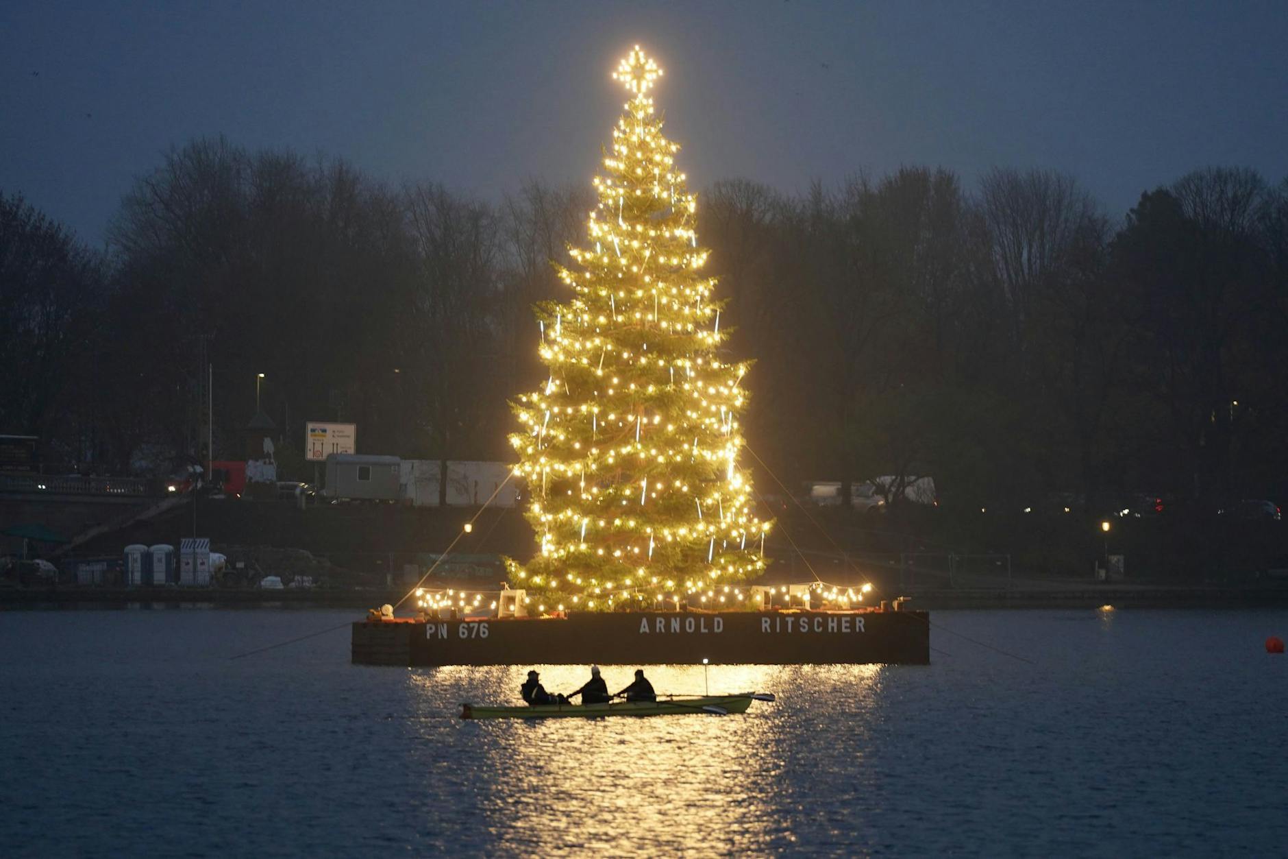 Die Alster-Weihnachtstanne erhellt die Binnenalster in Hamburg.