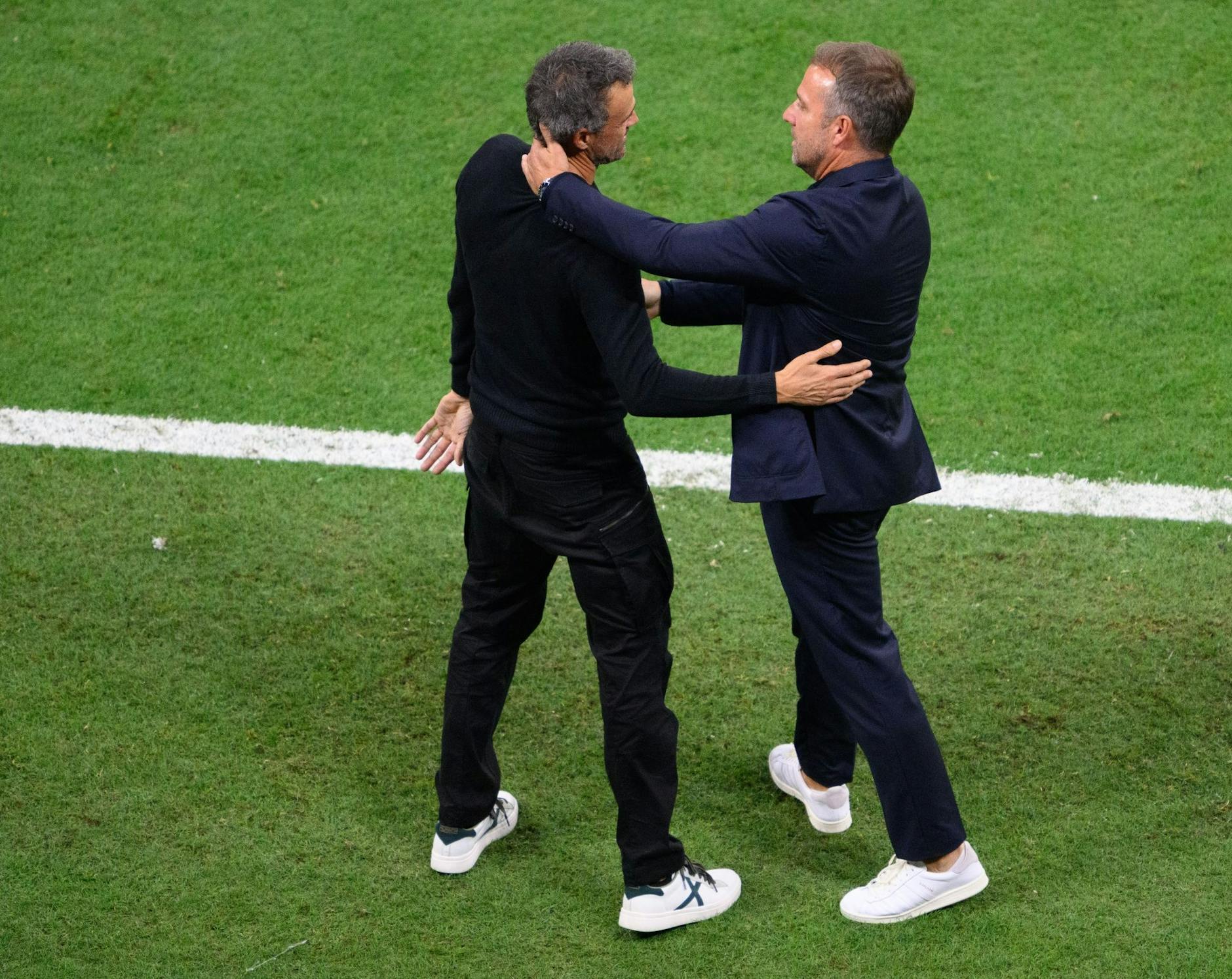 ARCHIV - Mögen und schätzen sich: Bundestrainer Hans-Dieter Flick (r) und Spaniens Luis Enrique.