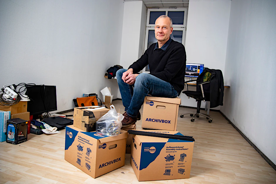 Sitzt auf gepackten Kartons: Lichtdesigner Nils Schultze muss ausziehen.