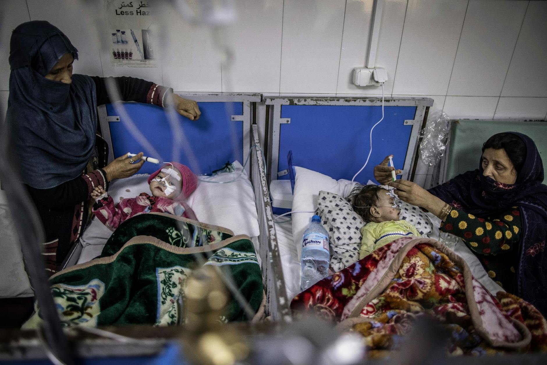 Afghanische Mütter kümmern sich in einer Station für schwere Unterernährung in Kabul um ihre Säuglinge.