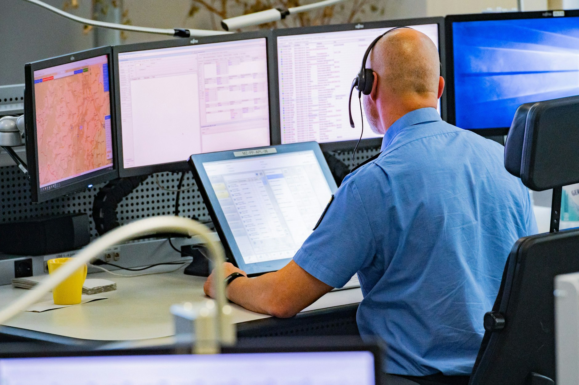 Ein Polizist im Innendienst. Immer häufiger werden die Polizisten selbst Opfer von Hass und Hetze
