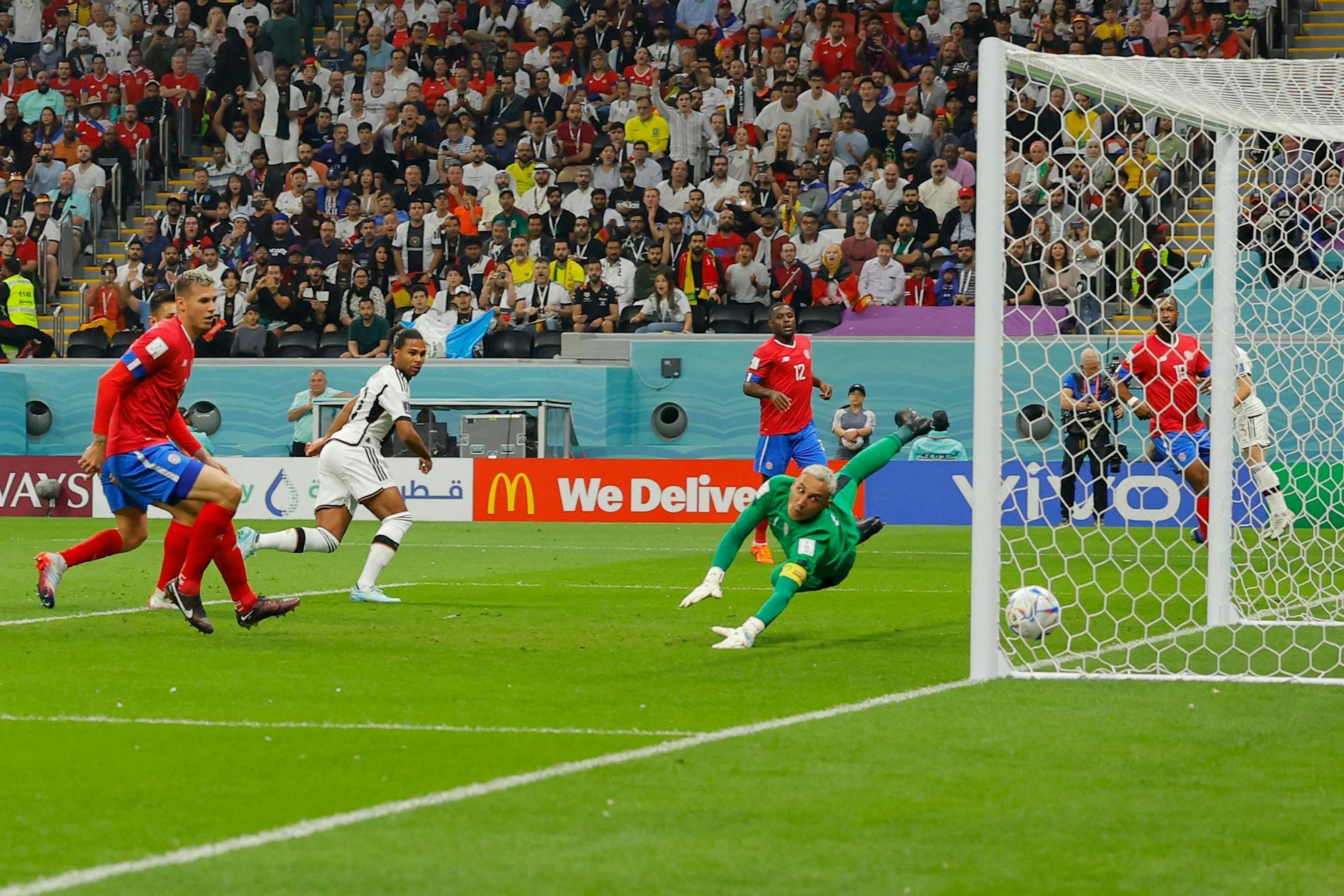 Serge Gnabry (3.v.l.) köpft hier zum frühen 1:0 für Deutschland ein. Keeper Keylor Navas (3.v.r.) ist chancenlos.