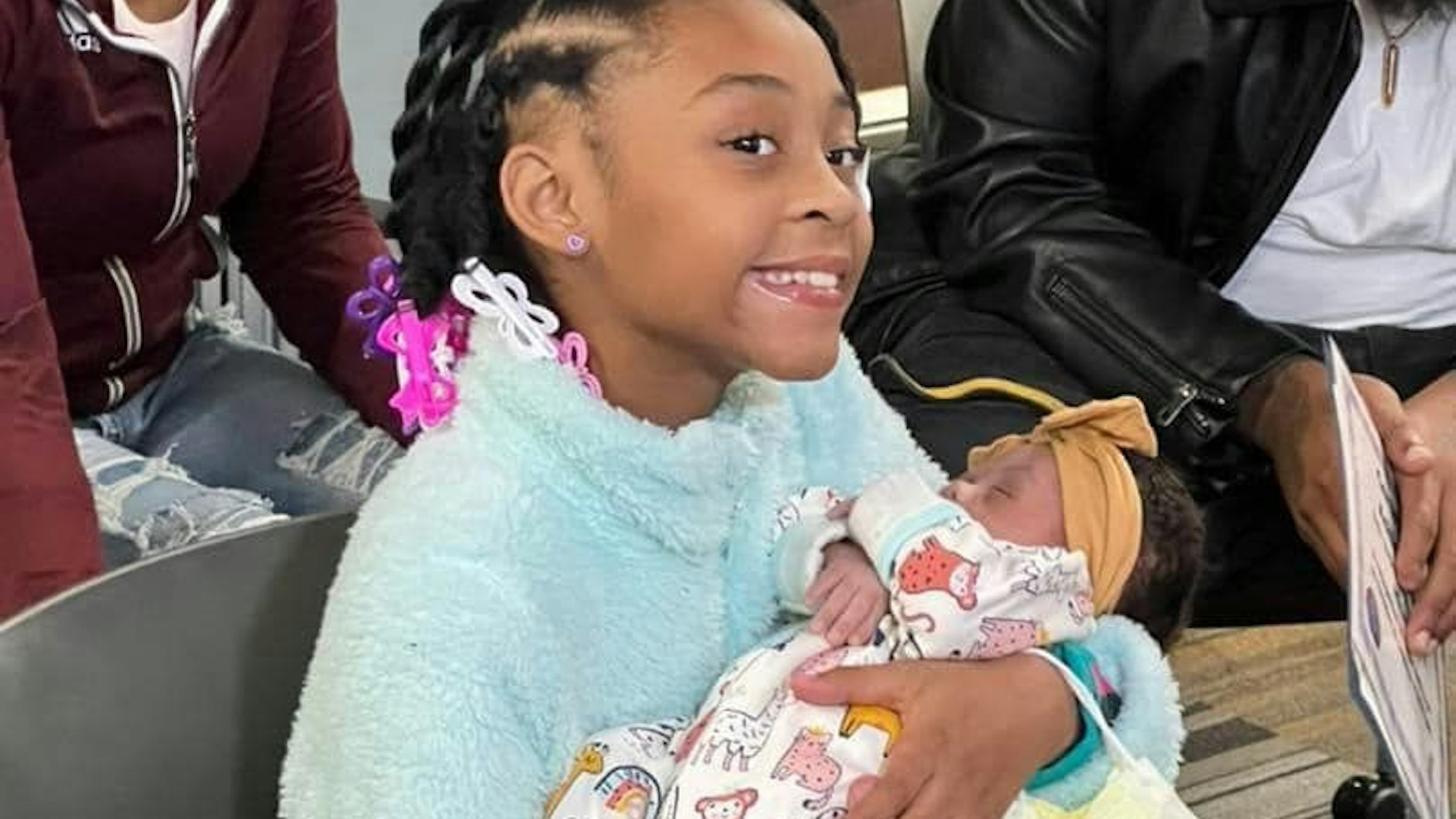 Nicht nur stolze große Schwester, sondern auch Geburtshelferin: Miracle mit der kleinen Jayla.