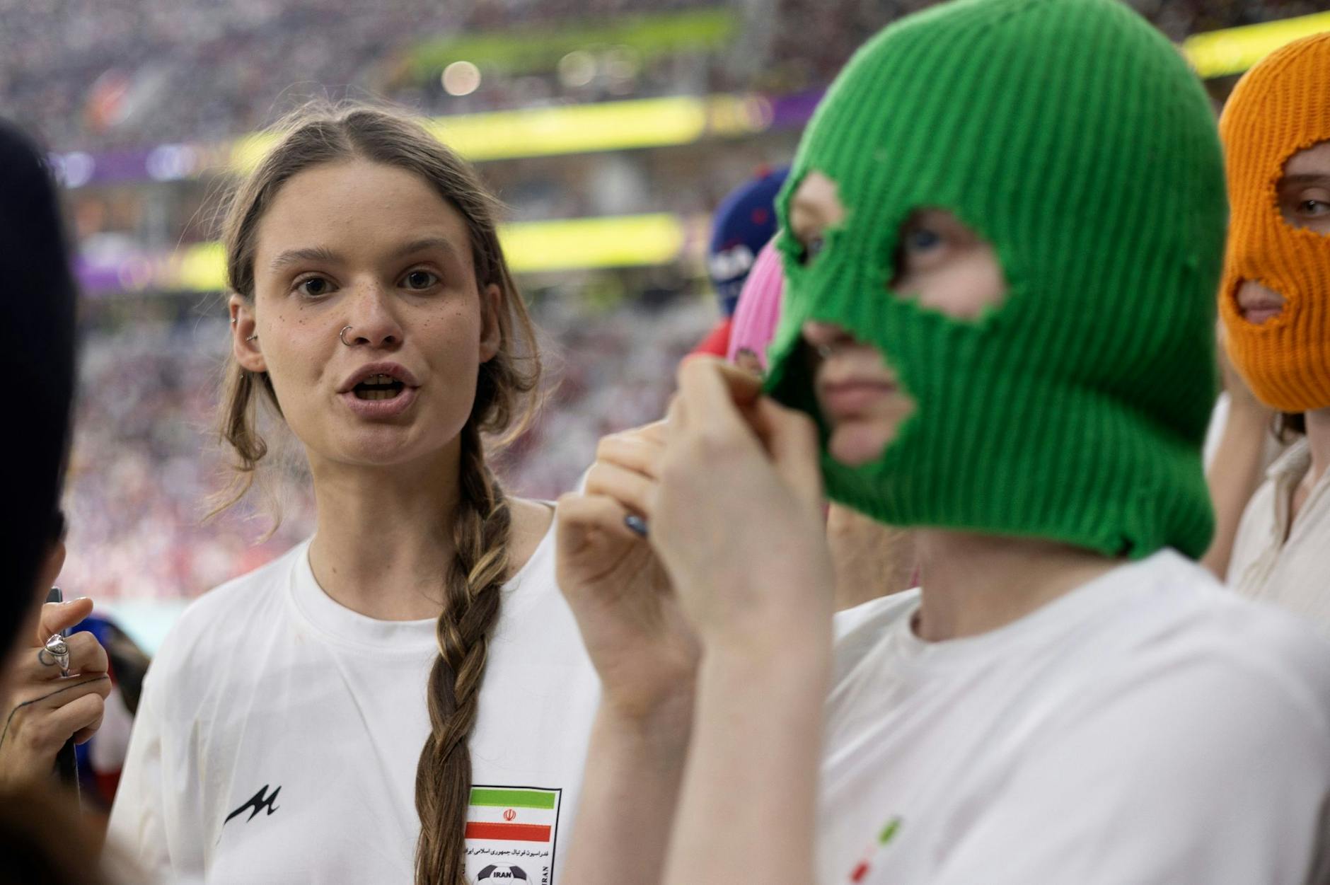 Aktivistinnen der russischen Punk-Gruppe Pussy Riot protestieren beim WM-Fußballspiel Iran-USA für Frauenrechte im Iran.