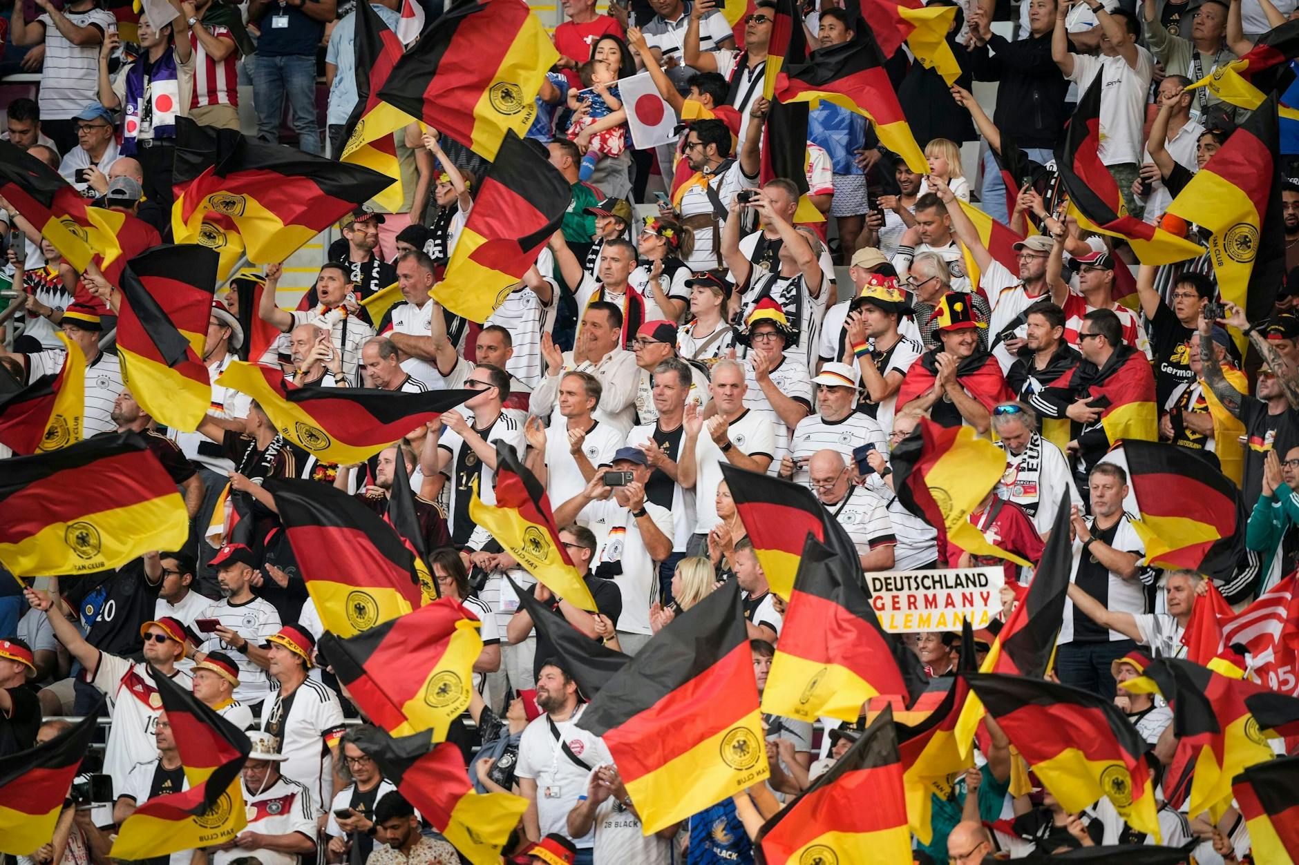 Fans der deutschen Nationalmannschaft im Stadion in Katar
