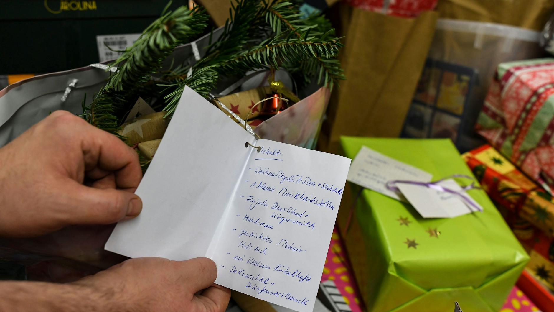 Wichtig: Auf den Paketen sollte vermerkt sein, welcher Inhalt sich darin befindet - so können die Geschenke passenden Empfängern zugeordnet werden.