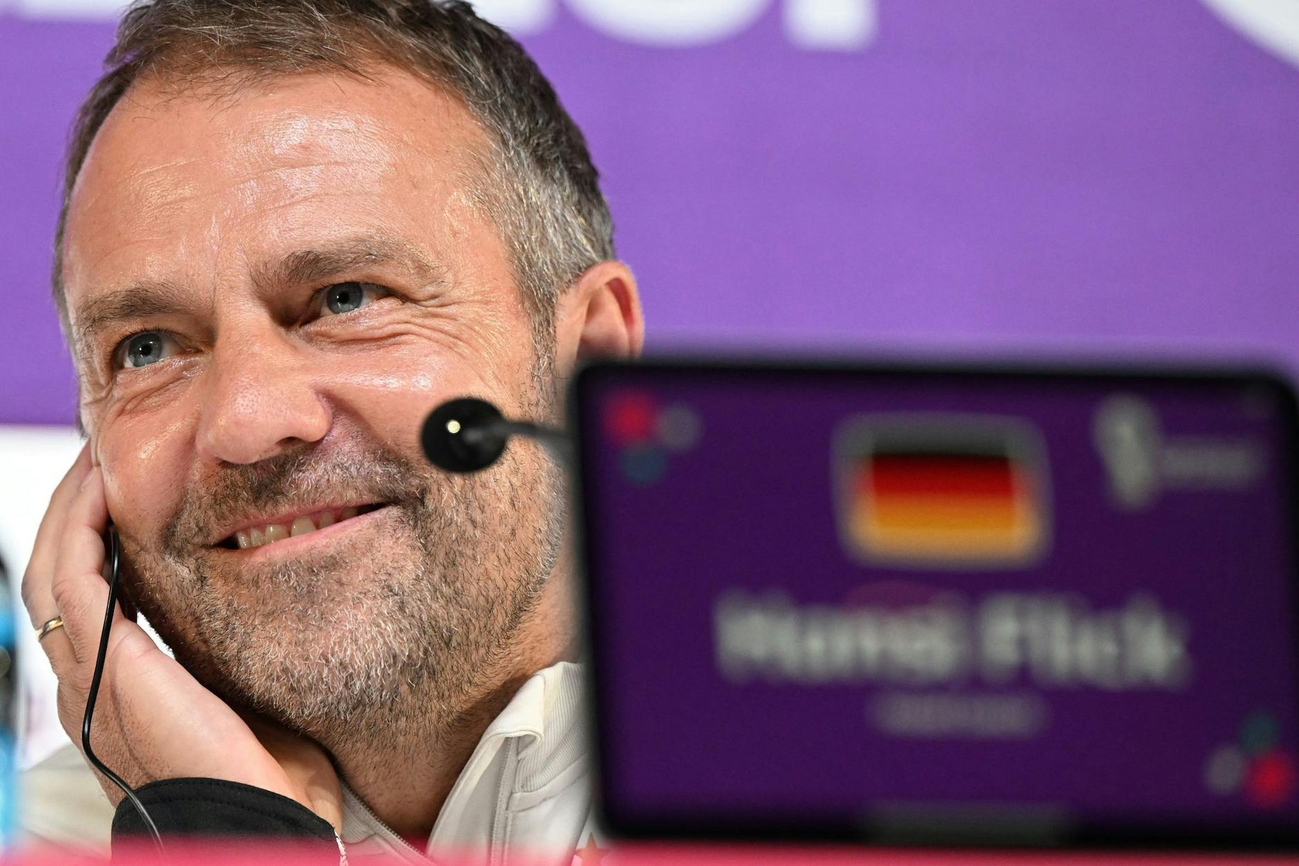 Rücktritt ist kein Thema für Bundestrainer Hansi Flick bei der Presskonferenz.