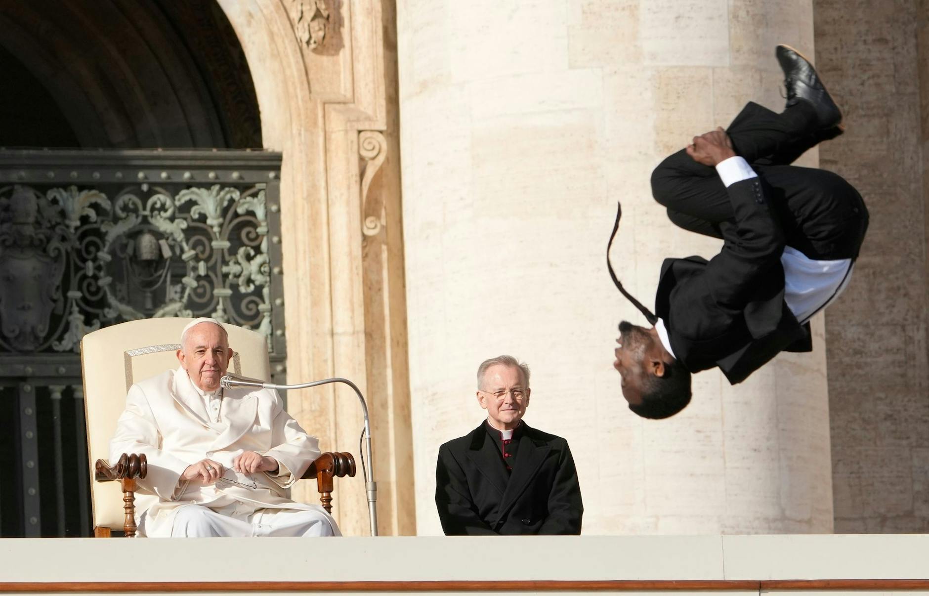 dpatopbilder - Papst Franziskus (l.) schaut einem Akrobaten der «Black Blues Brothers» zu, der mit seiner Gruppe während seiner wöchentlichen Generalaudienz auf dem Petersplatz auftritt.