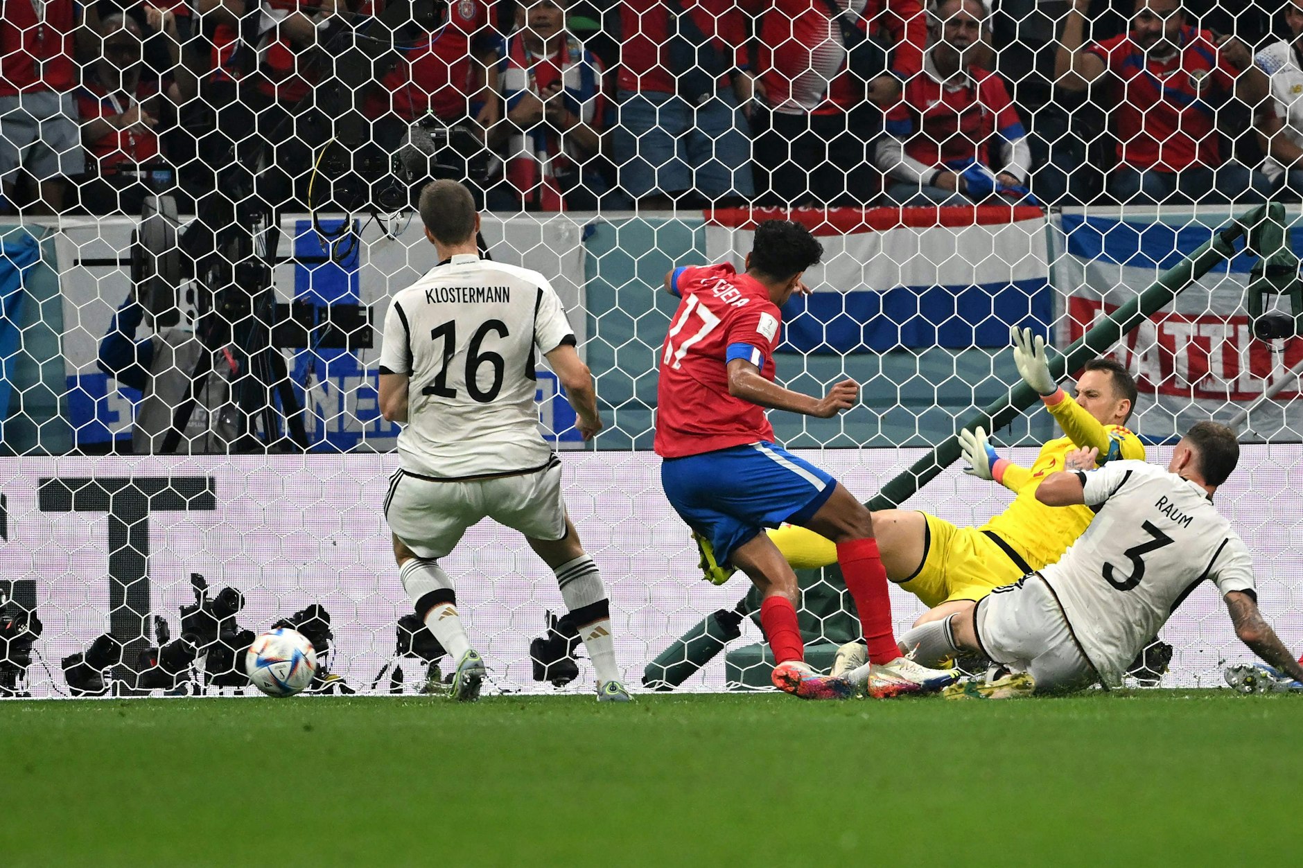 Yeltsin Tejeda (2.v.l.) schießt zum 1:1 für Costa Rica ein, David Raum (r.) und Manuel Neuer (2.v.r.) können nicht mehr rettend eingreifen.