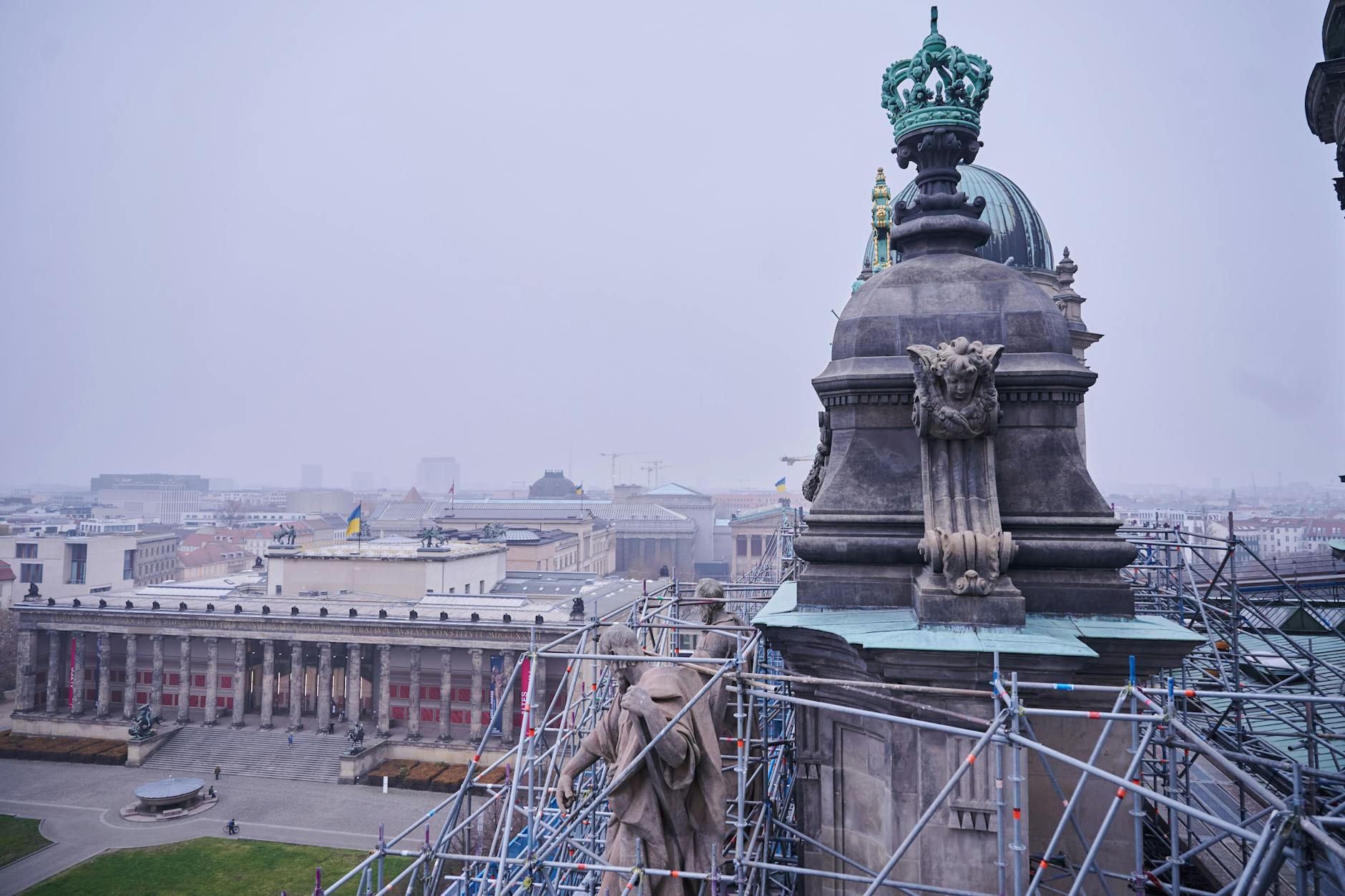 Berlin: Baugerüste stehen auf dem Dach des Berliner Doms. 
