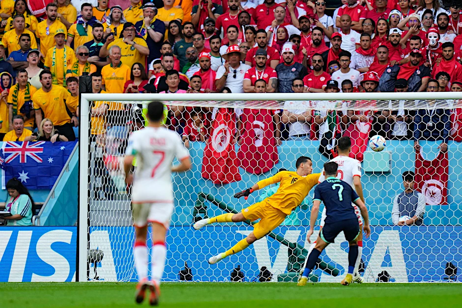 Tunesiens Torhüter Aymen Dahmen (hinten) streckt sich vergeblich nach dem Ball von Mitchell Duke (nicht im Bild), der zum 0-1 ins Tor geht.  