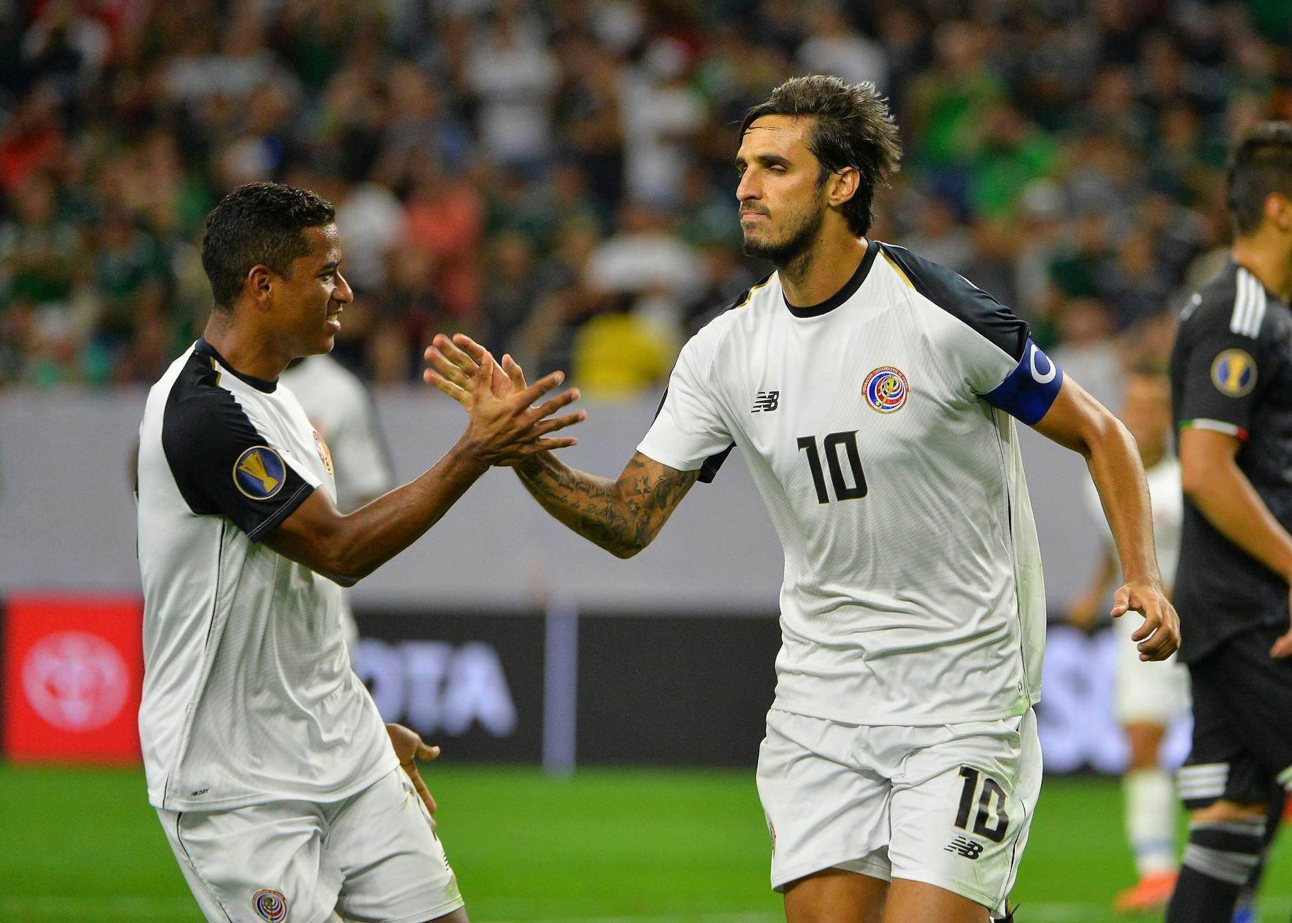 ARCHIV - Bryan Ruiz, Costa Ricas Fußball-Ikone, klatscht mit einem Mannschaftskameraden nach seinem Treffer gegen Mexiko ab. dpa