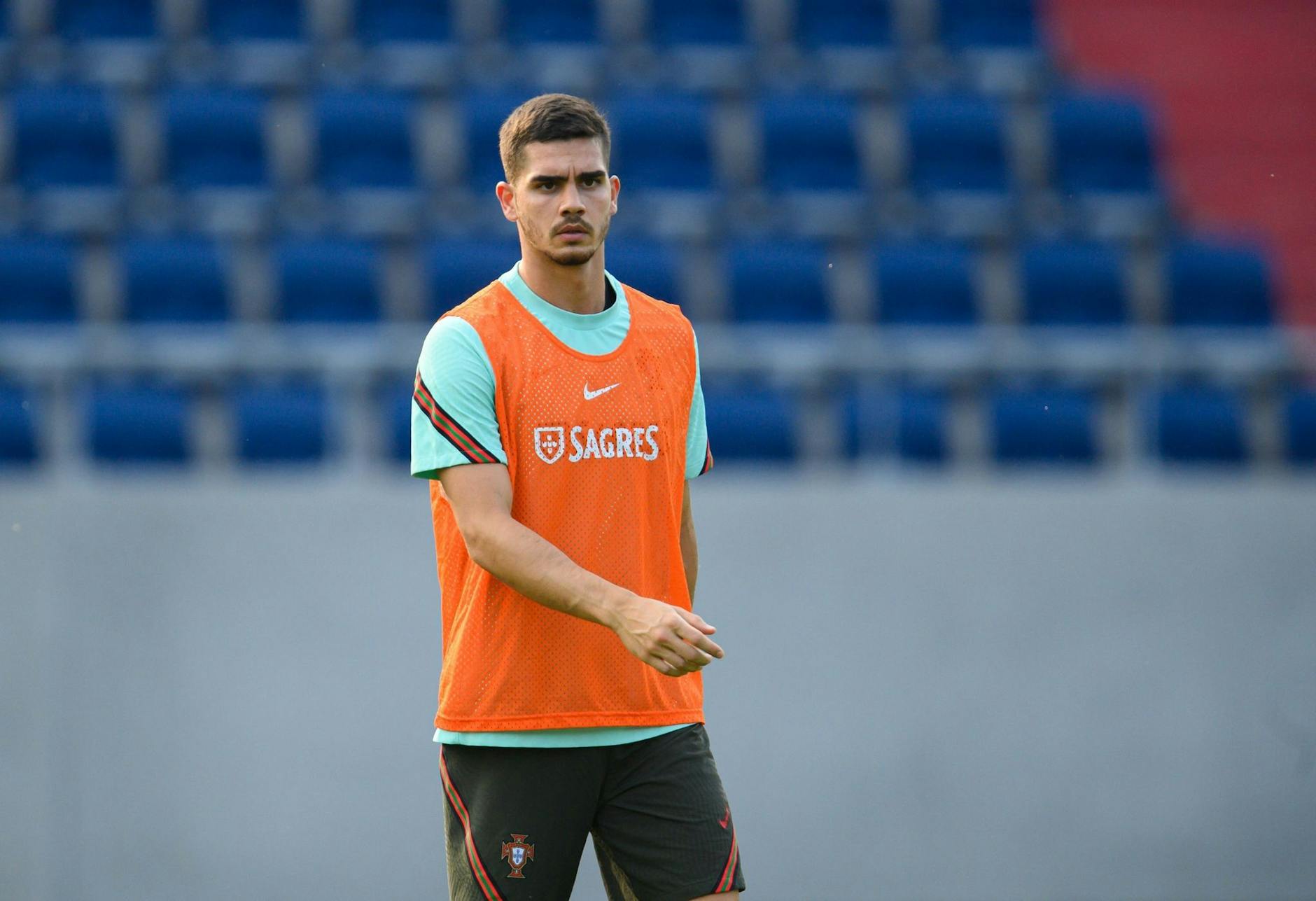 ARCHIV - Andre Silva kämpft mit der portugiesischen Mannschaft am Freitag um den Gruppensieg. pa