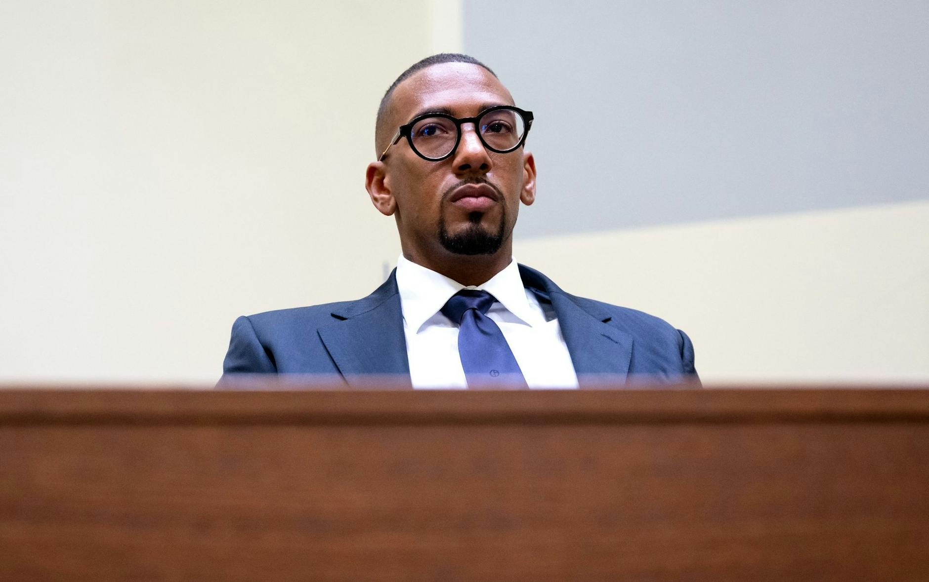 ARCHIV - Jérôme Boateng kommt zur Fortsetzung in einem Berufungsprozess im Landgericht München.