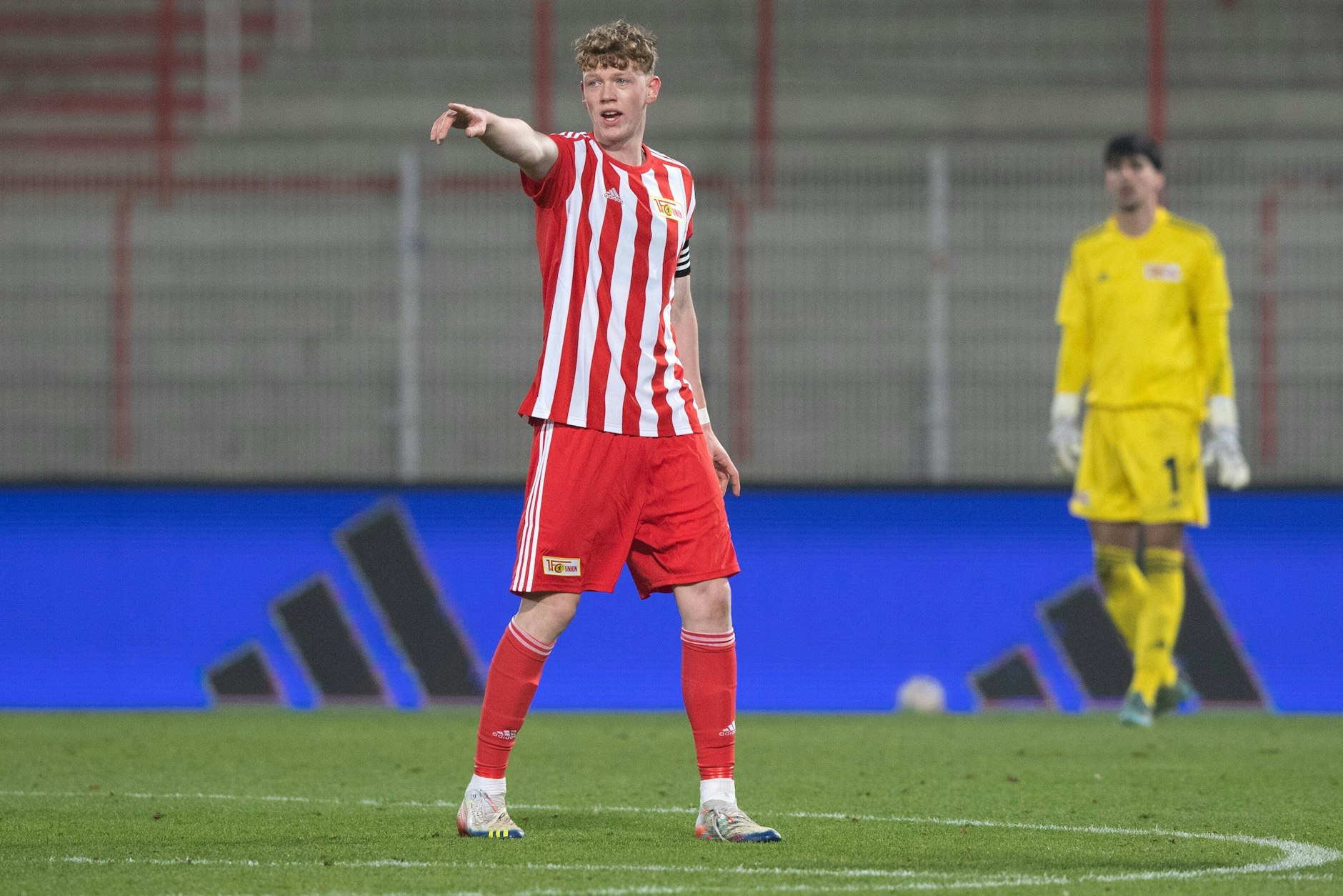 FCU-Kapitän Mathis Bruns (l.) stand nach dem Abpfiff für Fotos bereit.