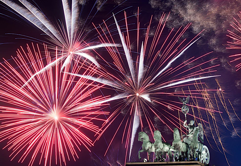 Das Feuerwerk am&nbsp;Brandenburger Tor während der größten Silvesterparty Deutschlands ist der Höhepunkt jeder Silvesternacht. 2025 wird die Feier dort ausfallen. Alternativen gibt es hier!