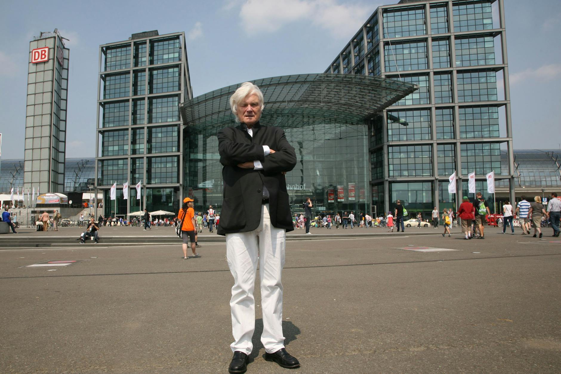Der Architekt Meinhard von Gerkan steht vor dem von ihm entworfenen Hauptbahnhof in Berlin. Er starb am Mittwoch, 30.11.2022 mit 87 Jahren in Hamburg.