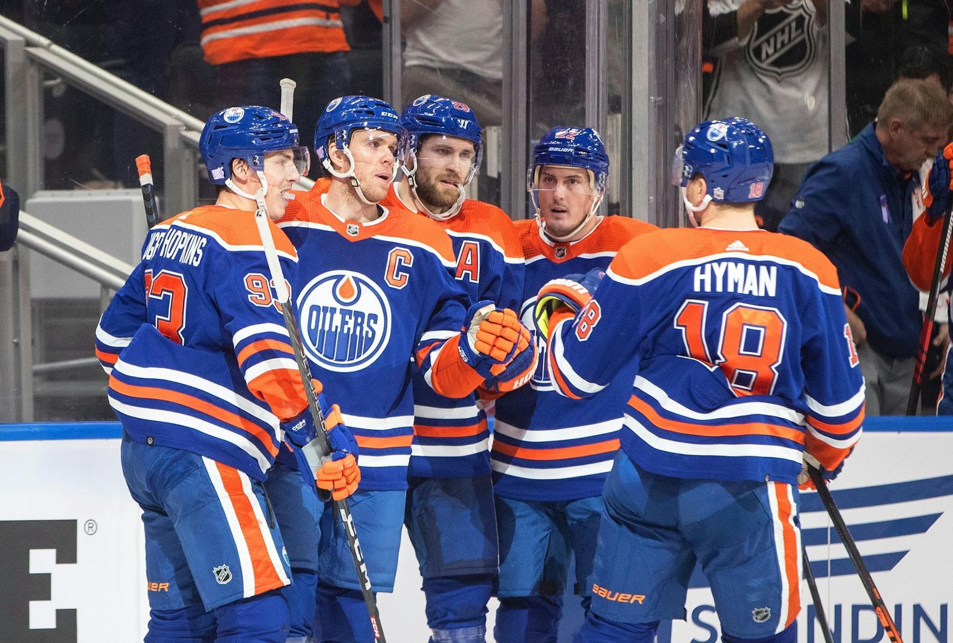 Erneut gefeierter Mann bei den Oilers: Leon Draisaitl (29). /AP/dpa