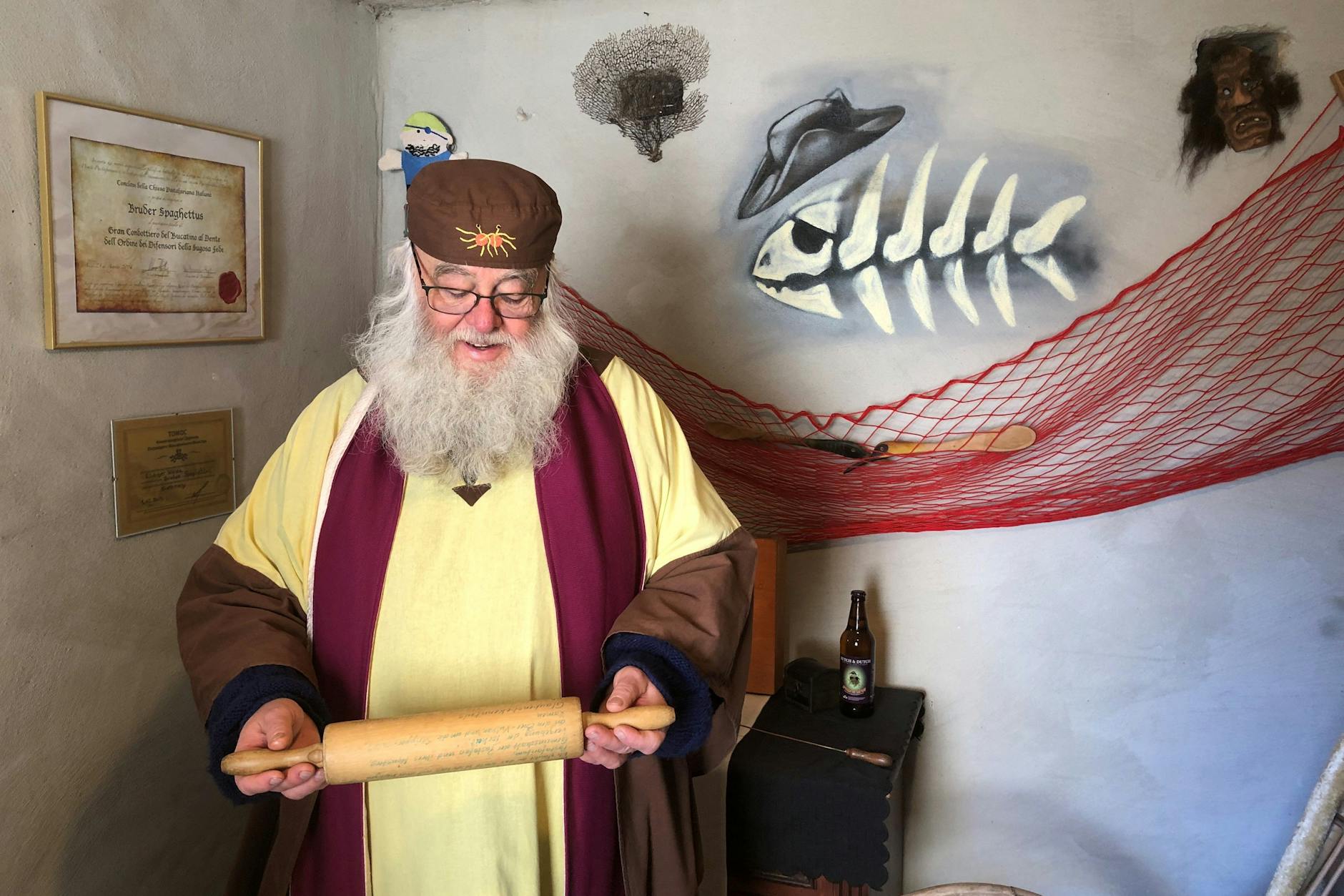 Bruder Spaghettus liest die Messe von der Nudelrolle.