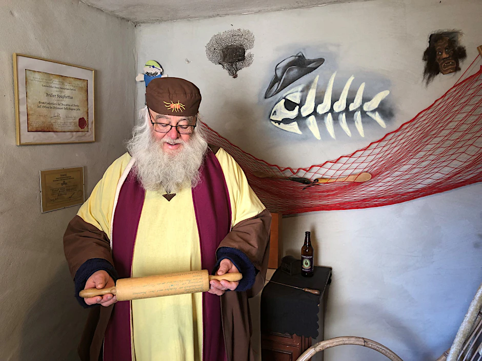Bruder Spaghettus liest die Messe von der Nudelrolle.