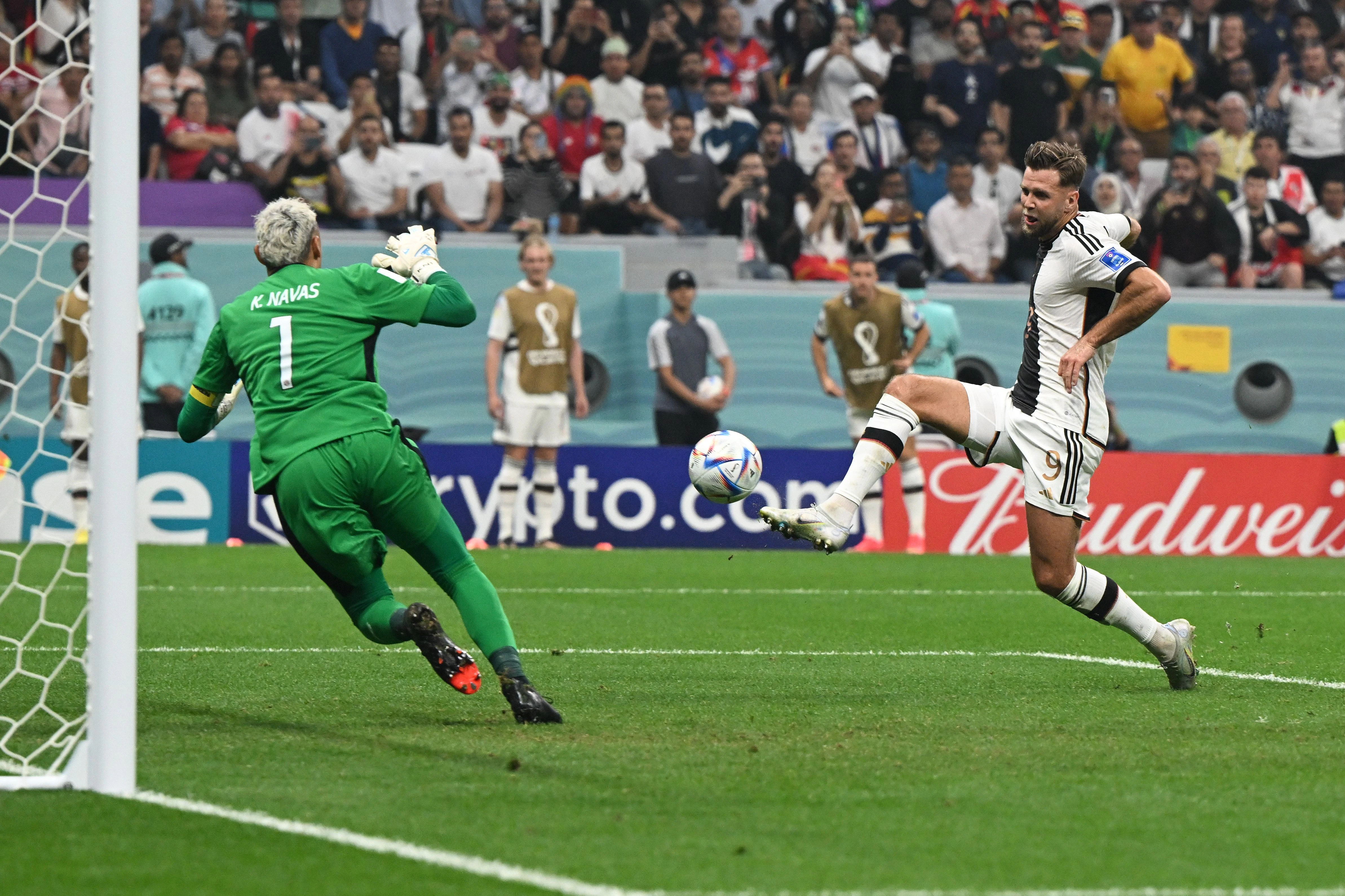 Niclas Füllkrug (r.) drückt den Ball in dieser Szene zum 4:2 für das DFB-Team über die Linie.