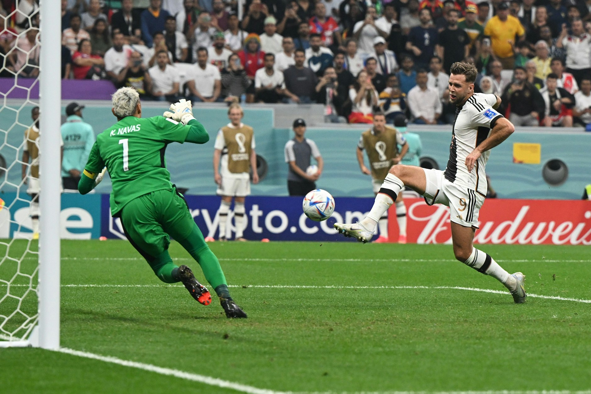 Niclas Füllkrug (r.) drückt den Ball in dieser Szene zum 4:2 für das DFB-Team über die Linie.