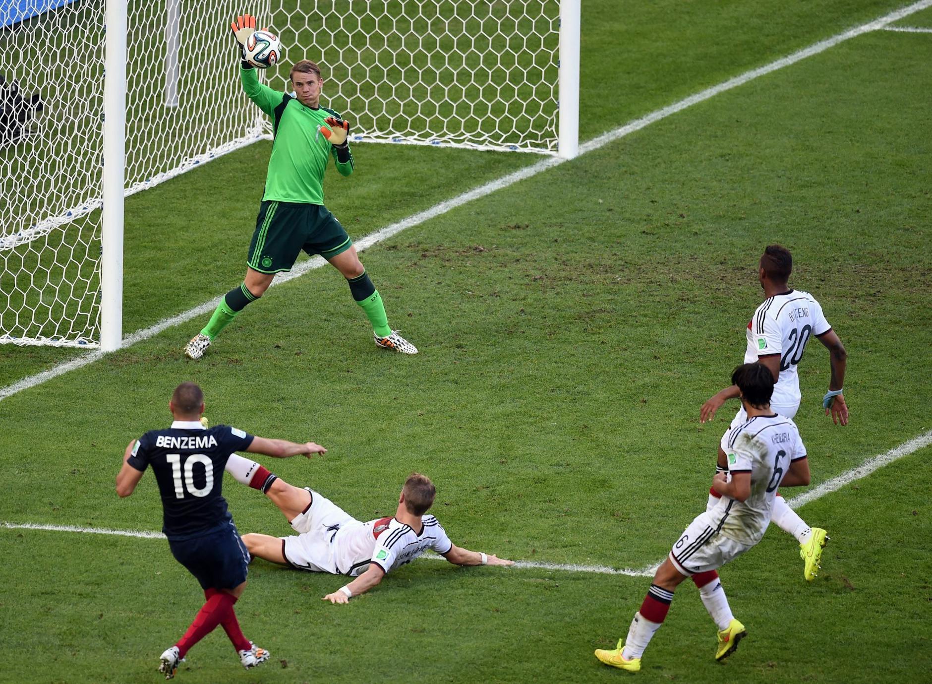 ARCHIV - Manuel Neuer pariert den Schuss von Frankreichs Karim Benzema im WM-Viertelfinale 2014.