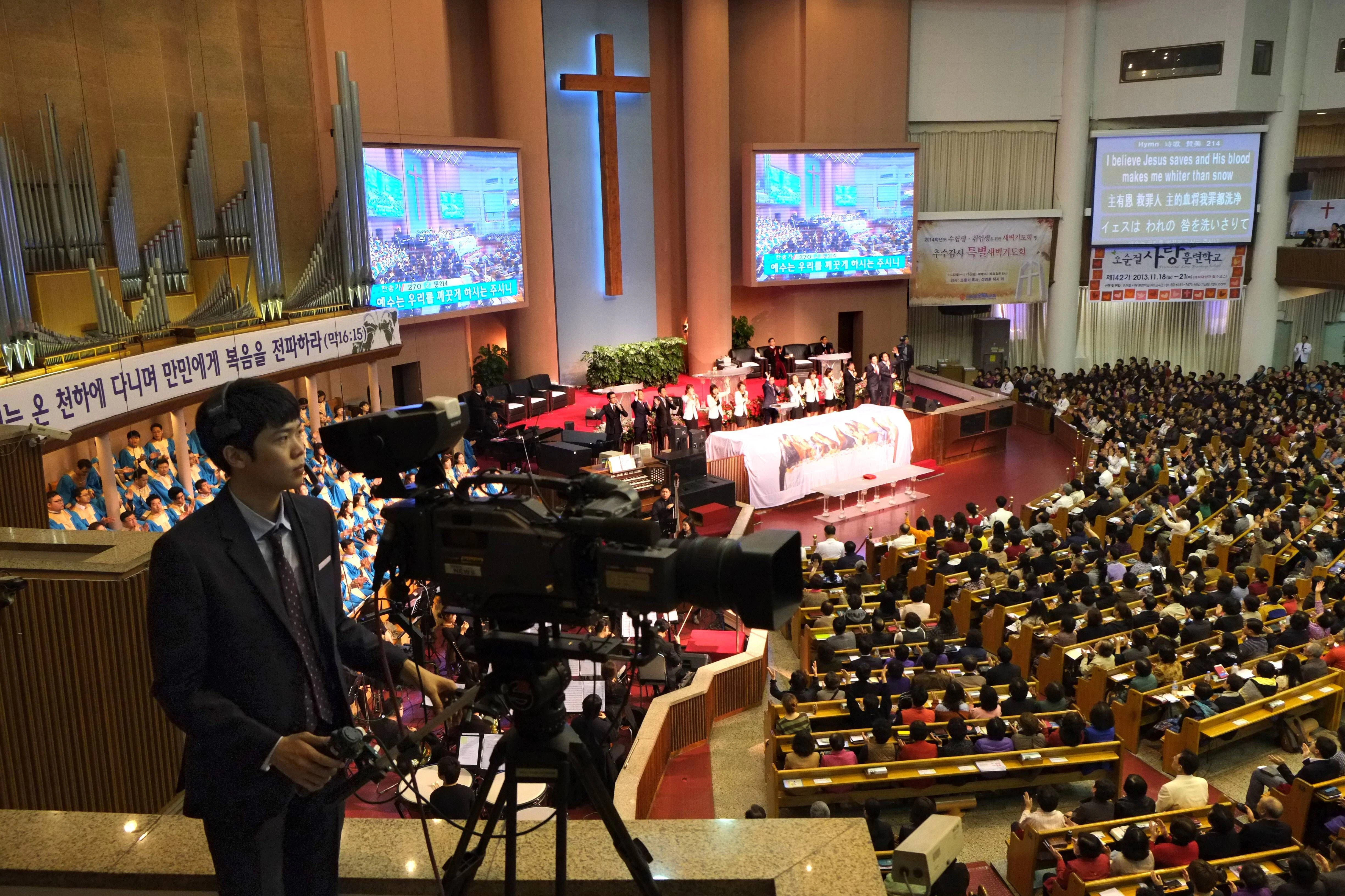 Eine Gebetsarena, so groß wie ein Fußballstadion: Gottesdienst in der Yoido Full Gospel Church in Seoul